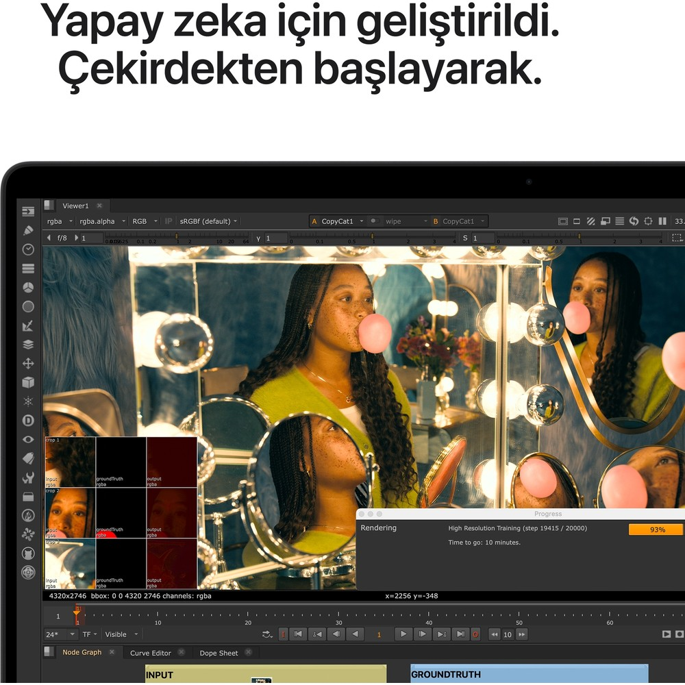 Bir kadın, onu ve ışıkları yansıtan aynaların önünde pembe sakız çiğniyor.
