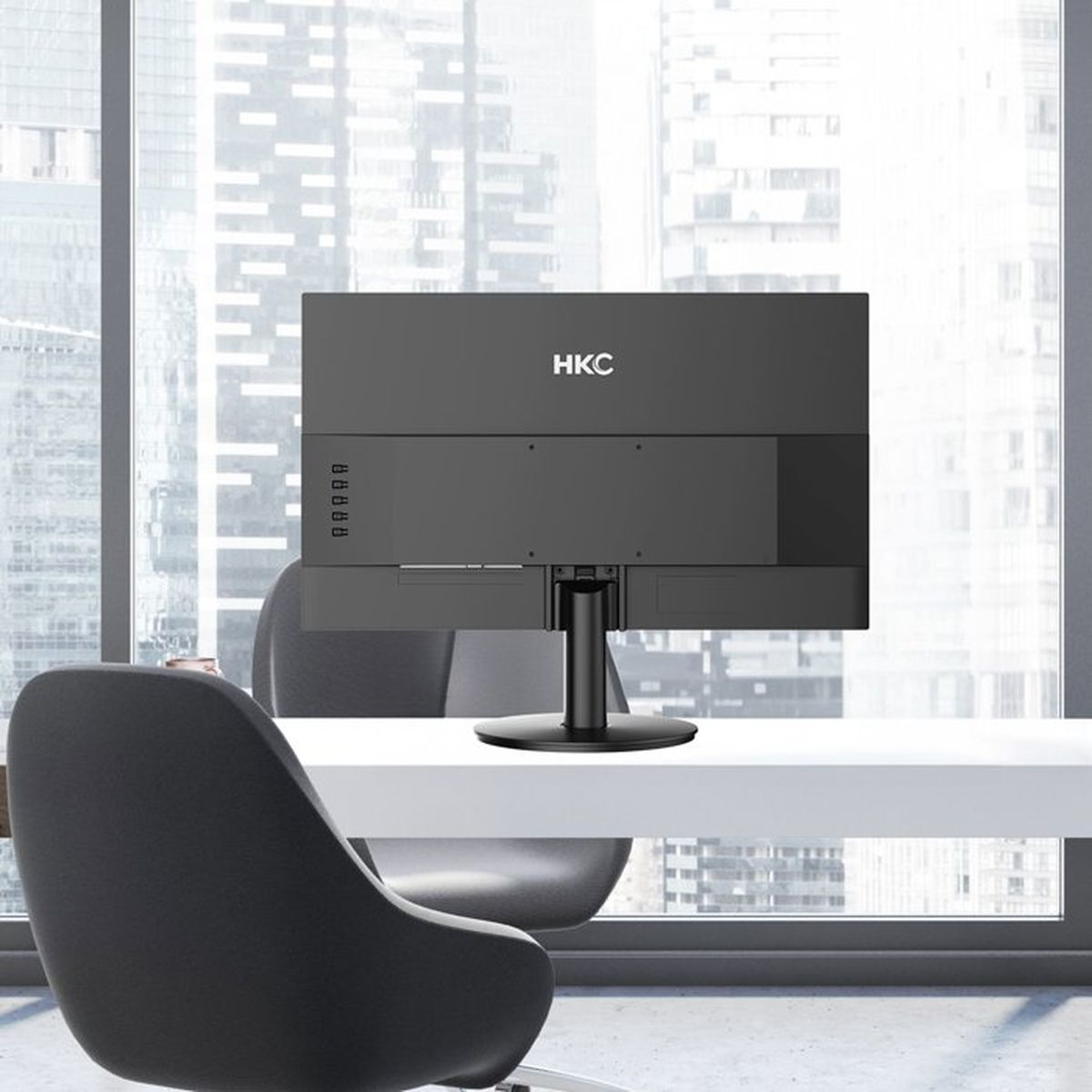 Retro di un monitor HKC nero su una scrivania con sedia.