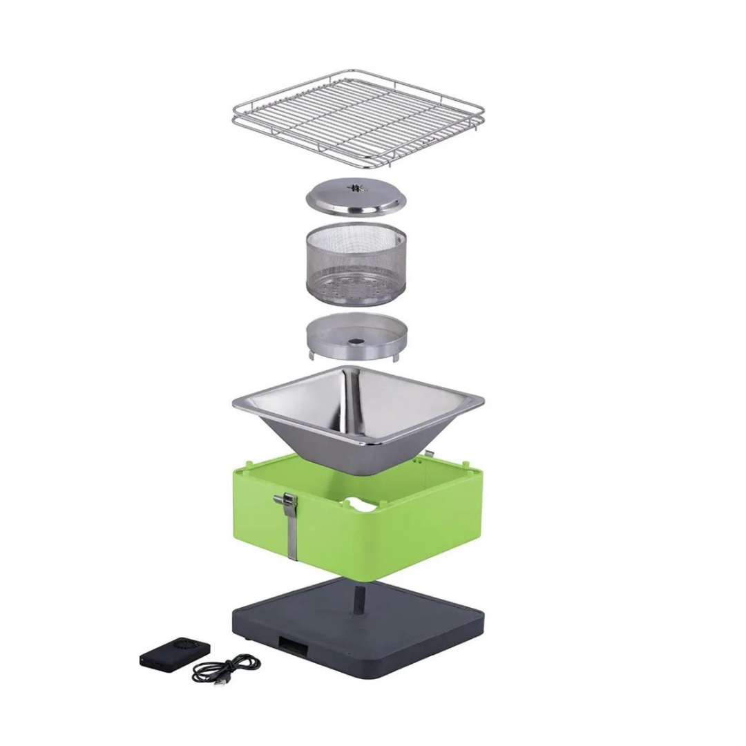 Zerlegte Teile eines Grills mit Metallrost, Sieb, Schale und grünem Kasten.