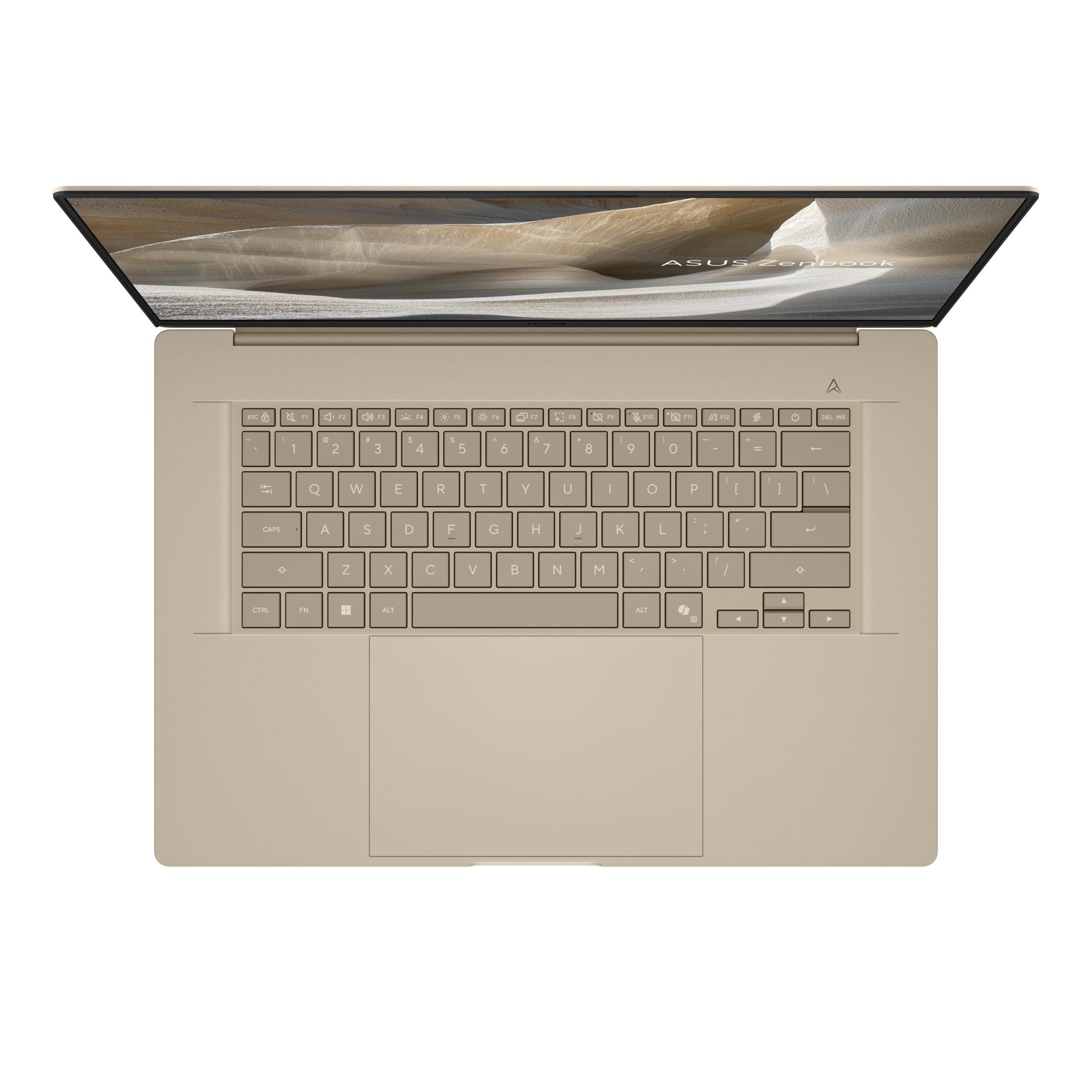 Ein beige ASUS Zenbook Laptop mit geöffnetem Bildschirm, der ein Sanddünenmotiv zeigt.