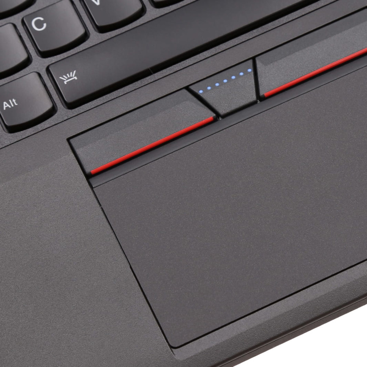 Nahaufnahme einer dunkelgrauen Laptop-Tastatur und eines Trackpads mit roten Akzenten.