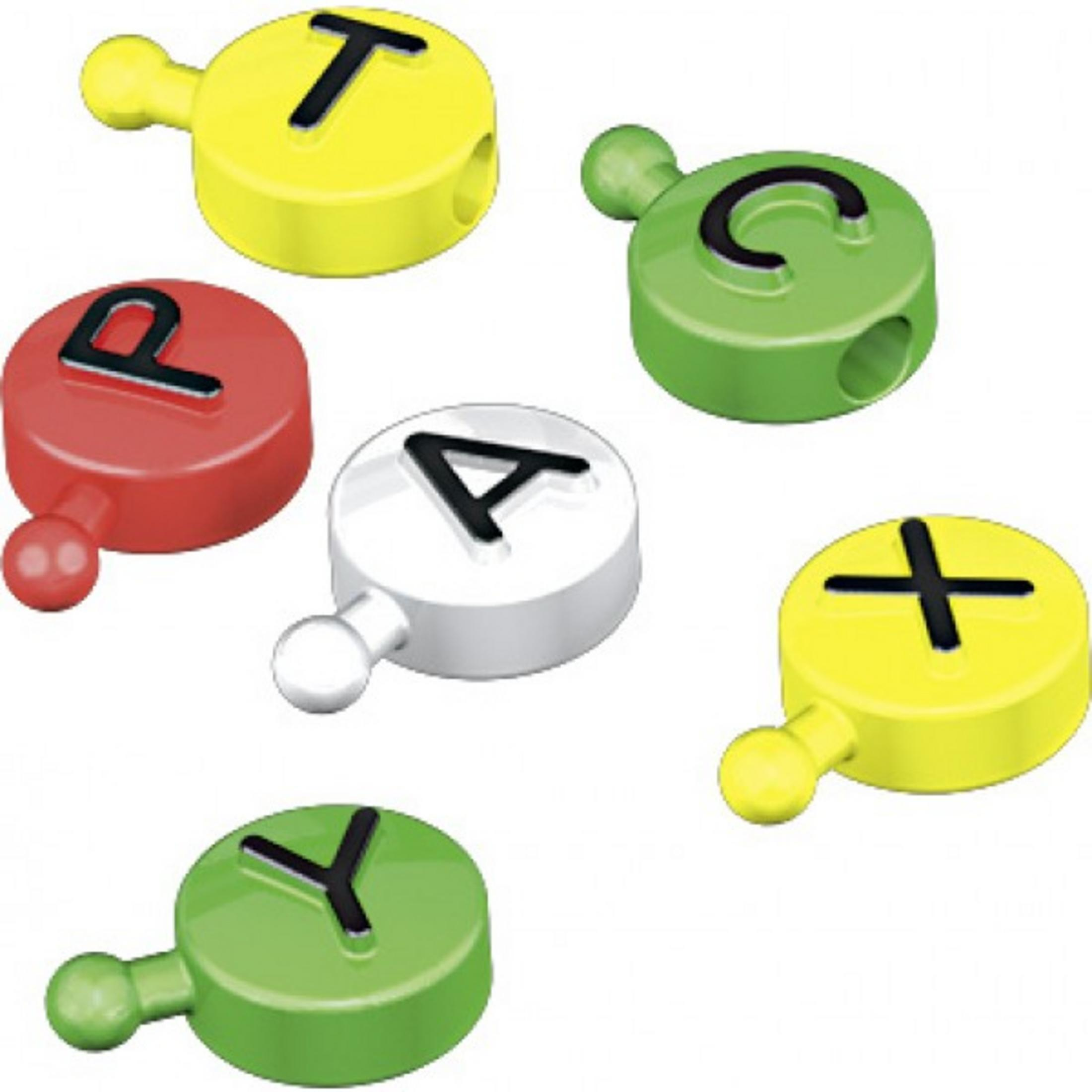 Bunte Buchstaben und ein Pluszeichen auf weißen Spielsteinen.