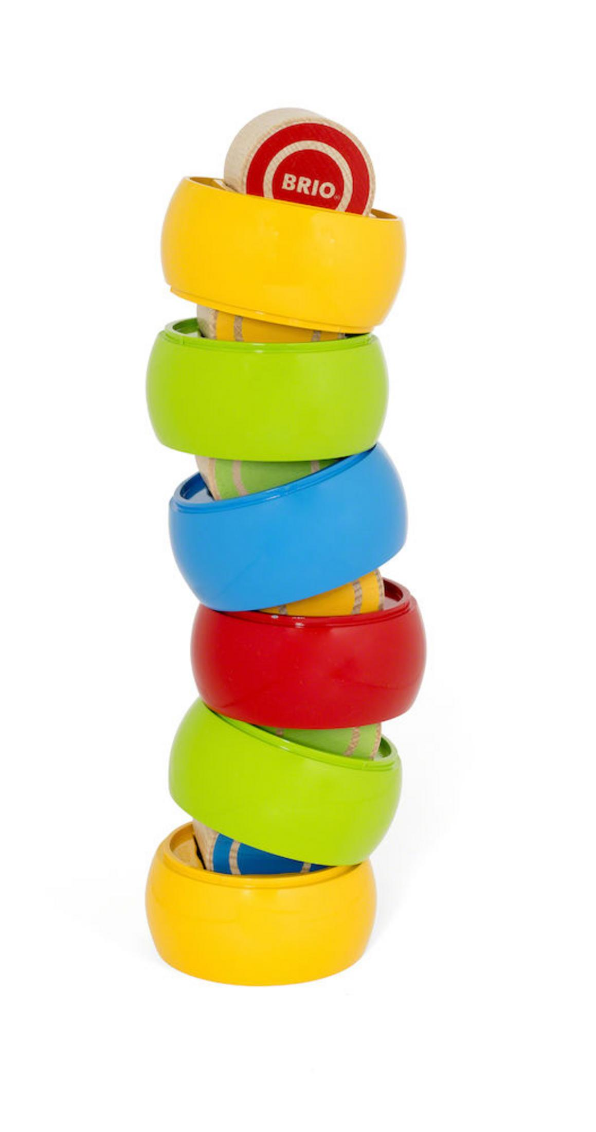 Una pila de vasos apilables BRIO de colores, de amarillo a verde, azul, rojo, verde y amarillo.