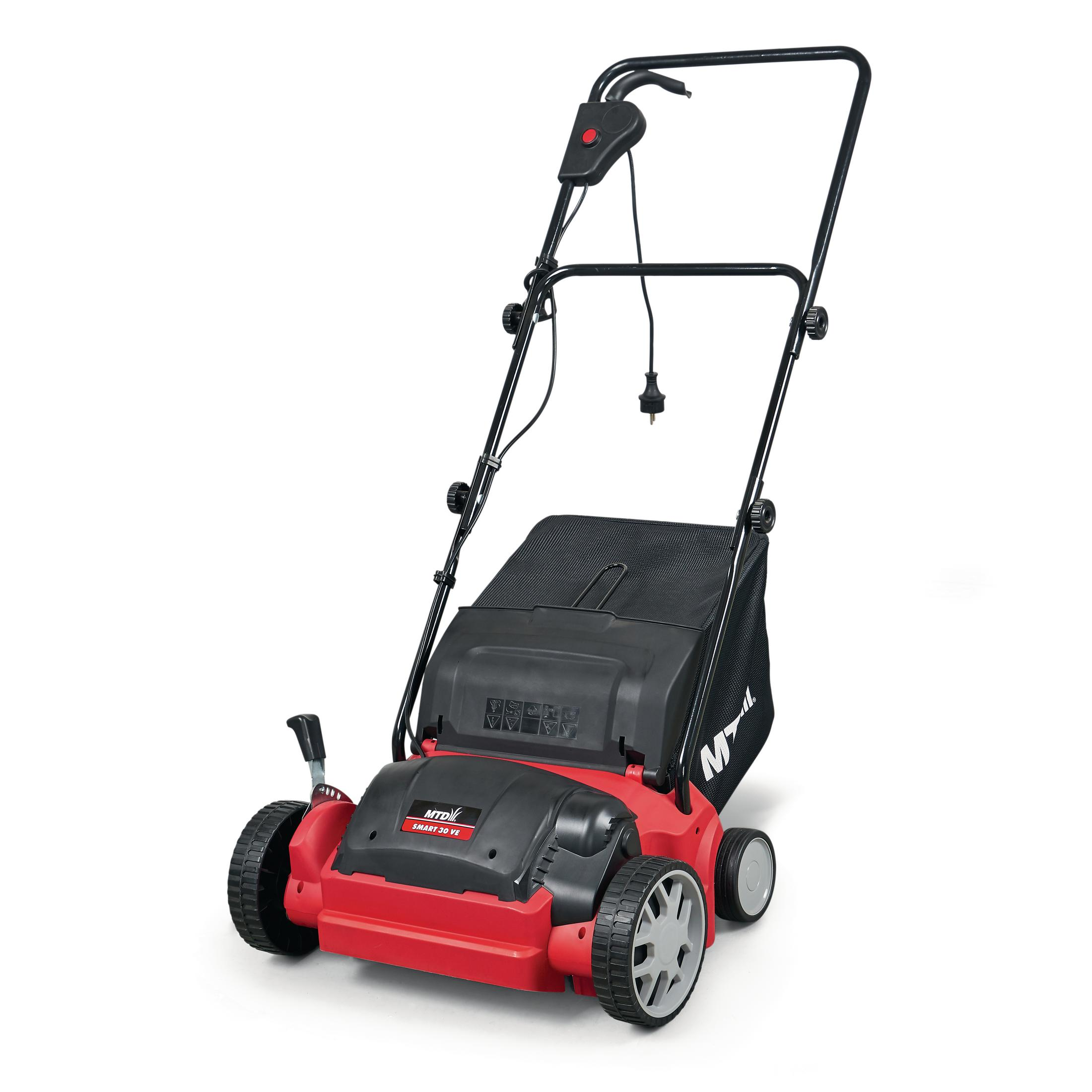 Ein rot-schwarzer MTD Smart 30 VE Elektro-Vertikutierer mit schwarzem Grasfangsack, von vorne rechts auf weißem Hintergrund gesehen.