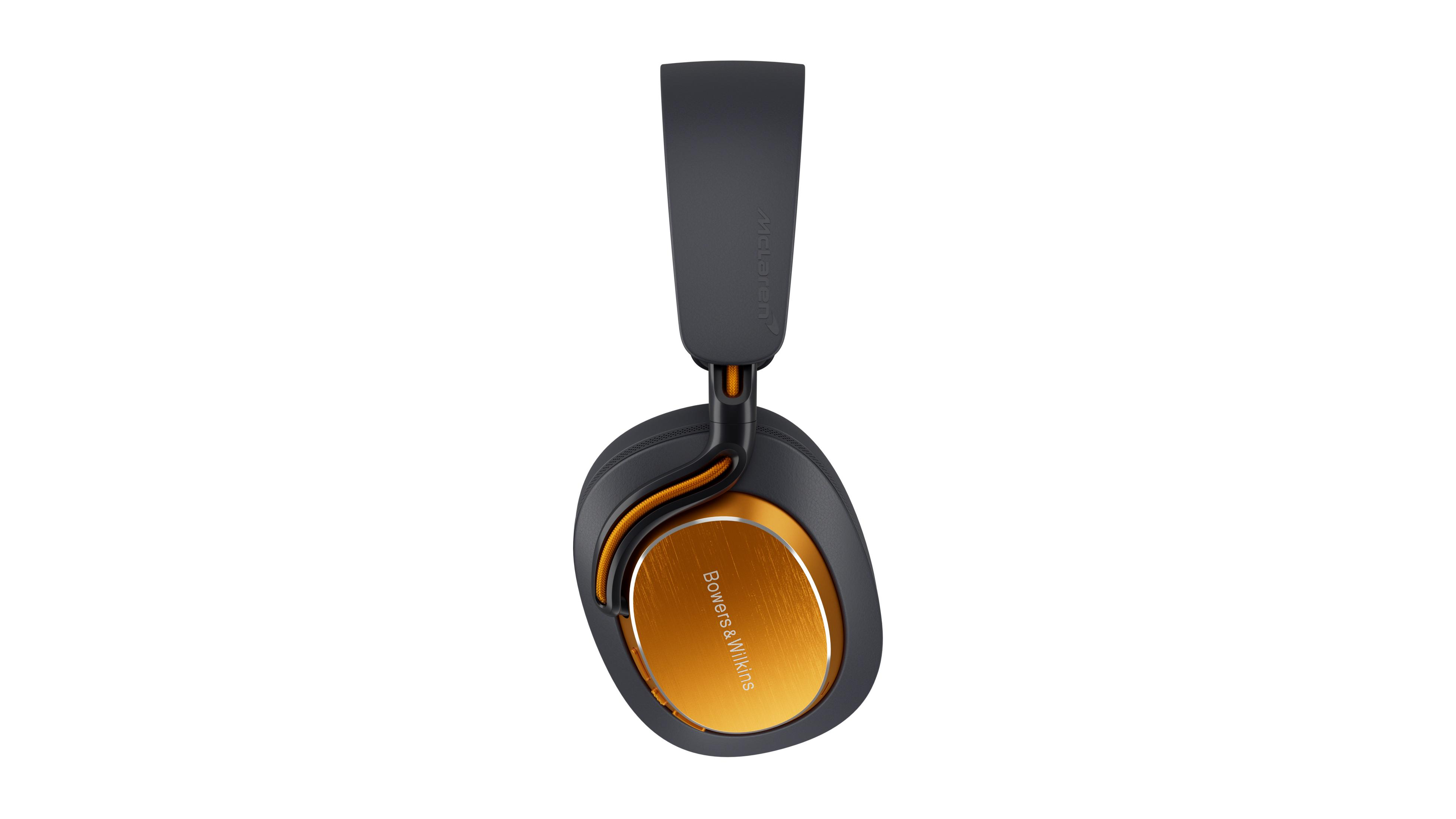 Dunkelgraue Kopfhörer mit orangefarbenen Akzenten und "Bowers & Wilkins"-Logo.
