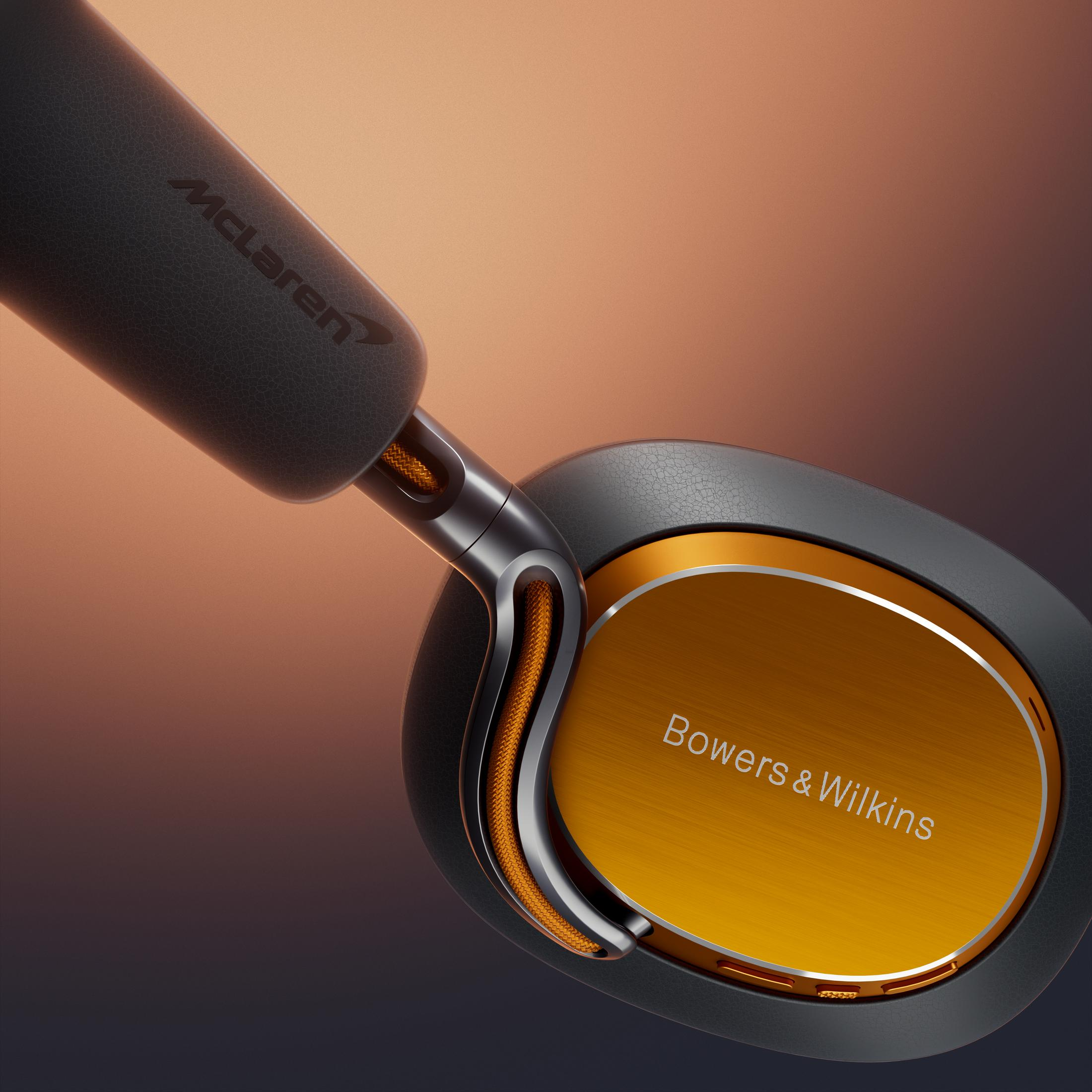 Schwarzer Kopfhörer mit orangefarbenem Akzent und McLaren-Logo.