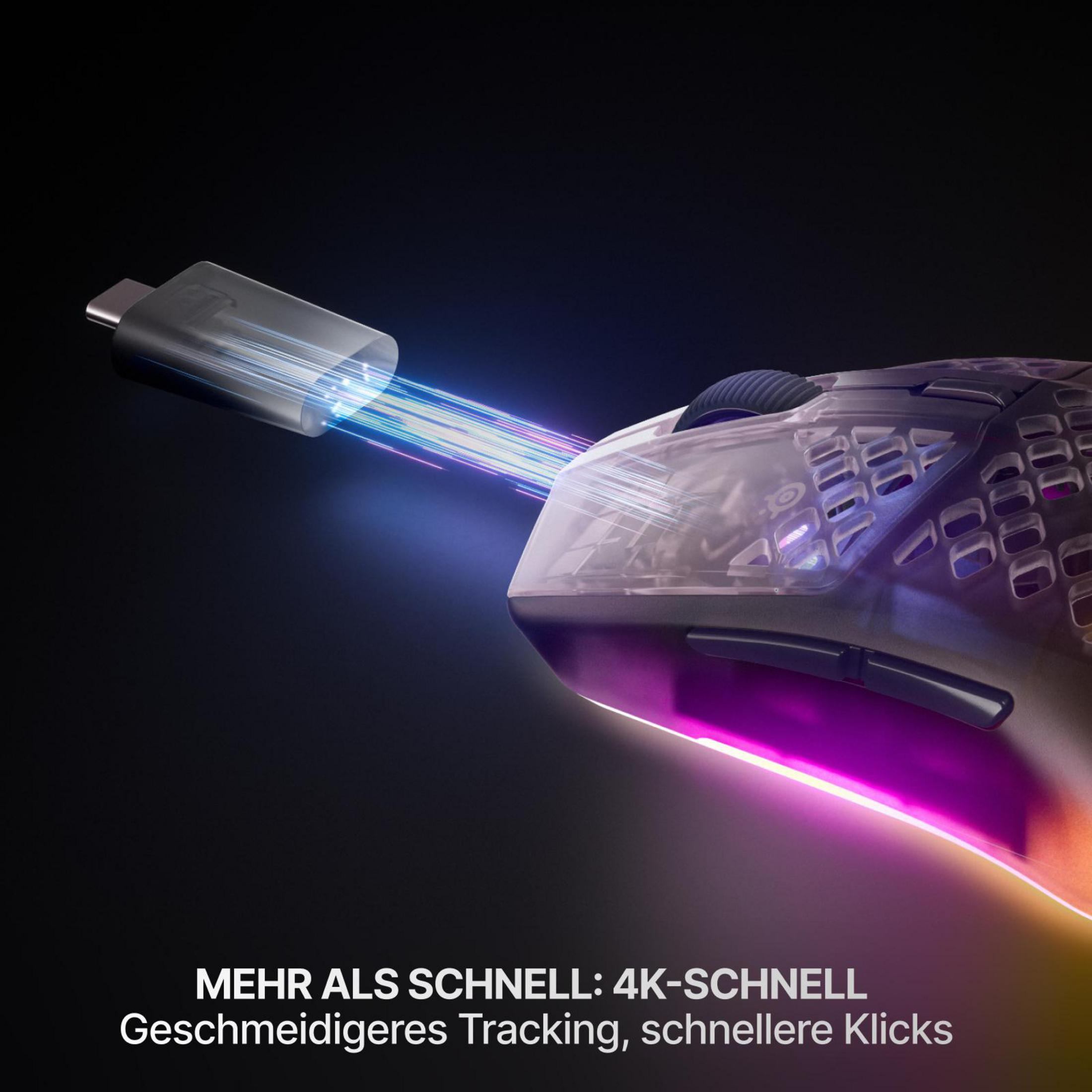 Ein Gaming-Maus-Dongle mit Lichtstrahlen, die auf eine durchsichtige Maus treffen.