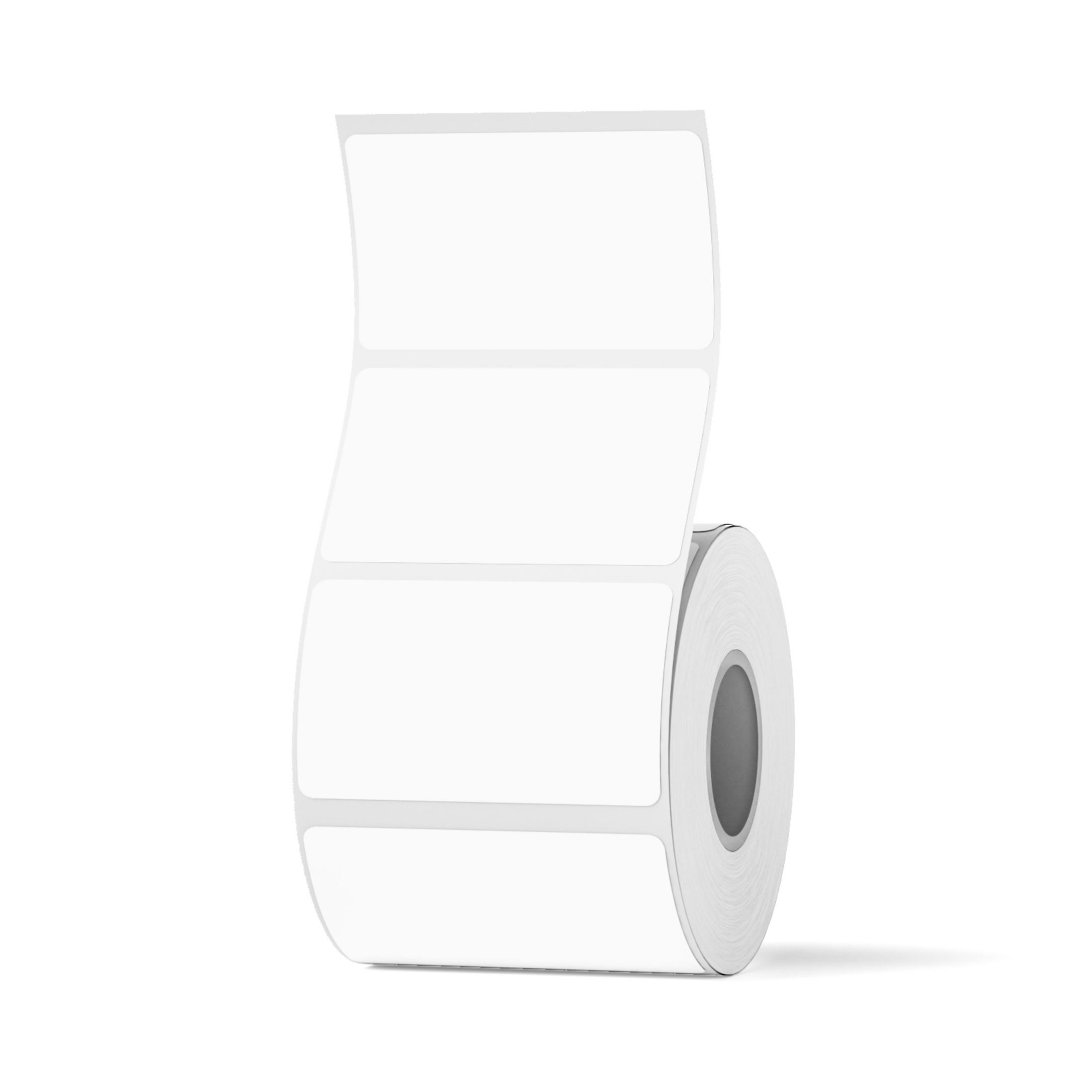 Eine Rolle weißer, leerer Etiketten auf weißem Hintergrund.