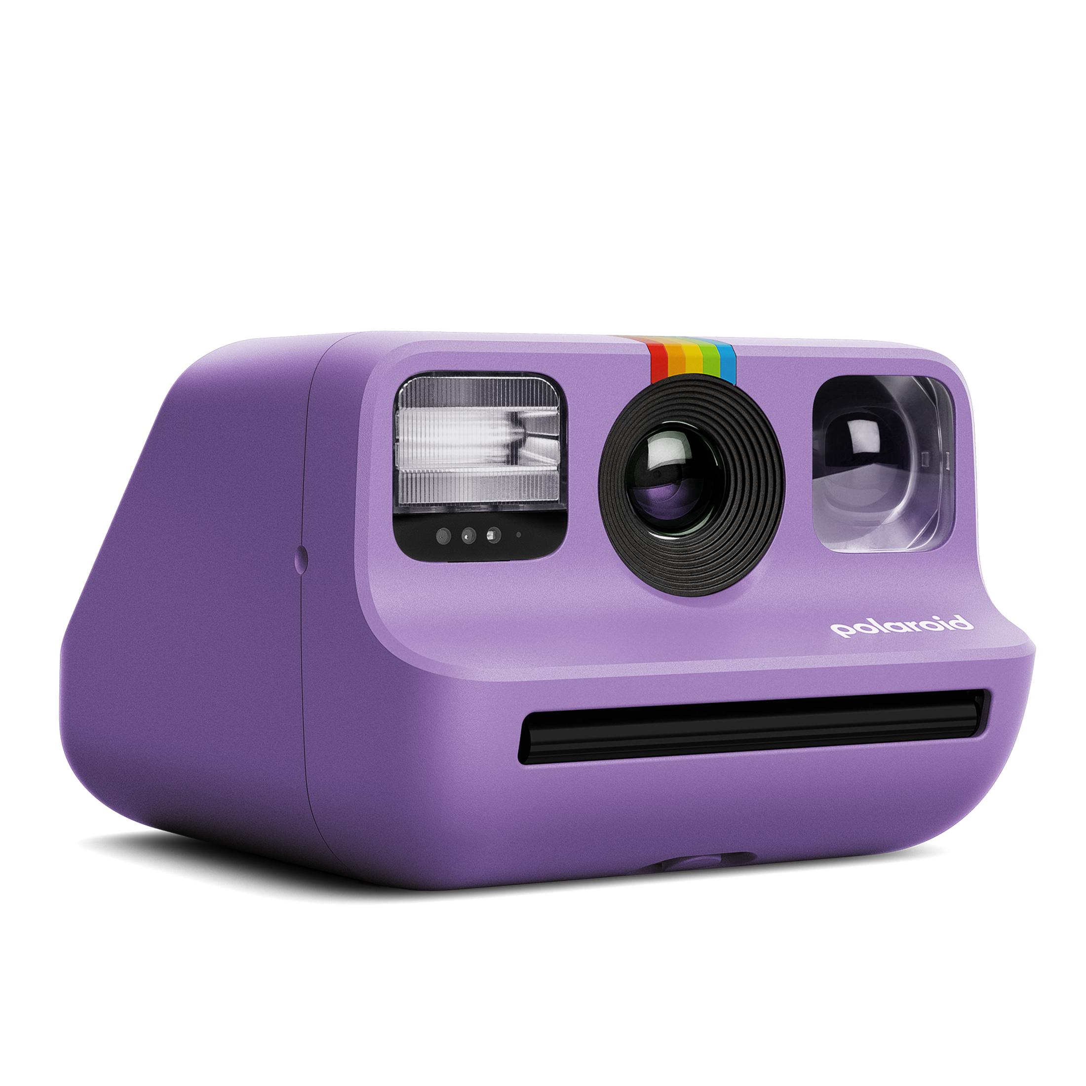 Una fotocamera istantanea Polaroid viola con flash, obiettivo e dettaglio arcobaleno.