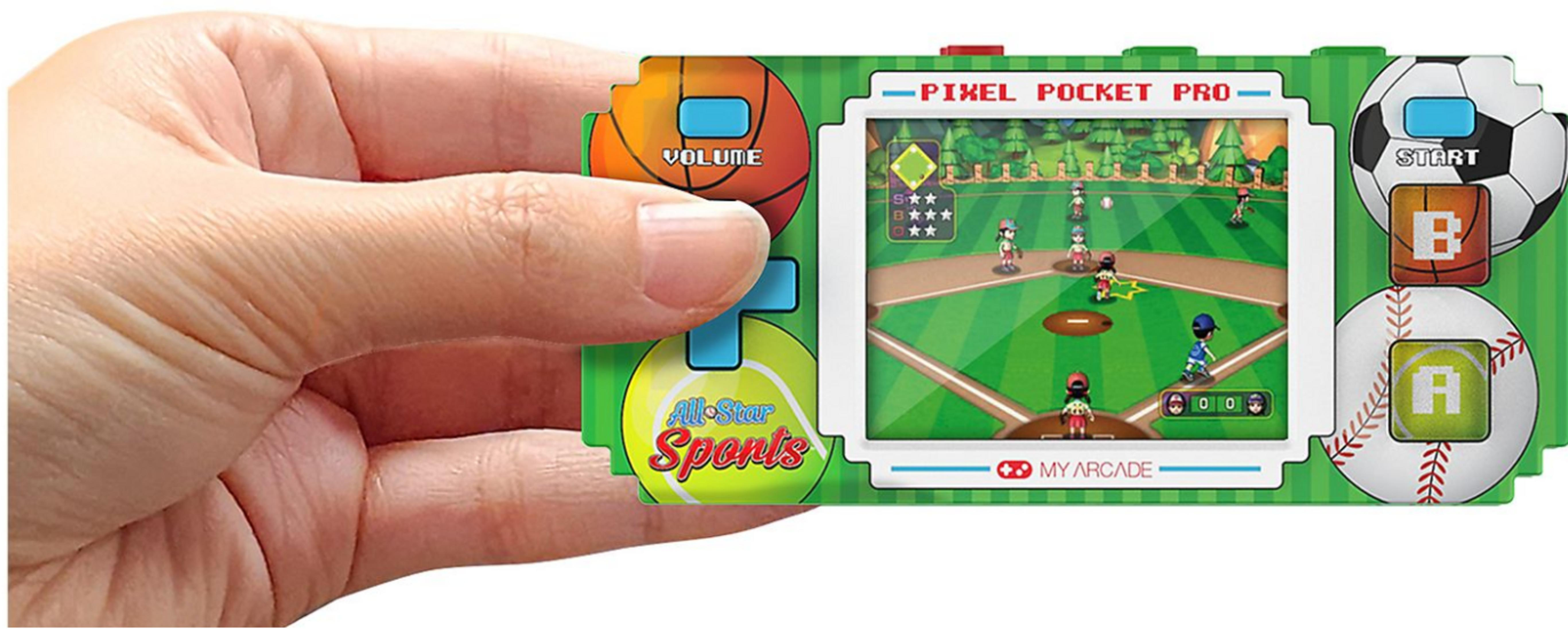 Une main tient un jeu portable Pixel Pocket Pro, montrant un jeu de baseball et des icônes de sport.