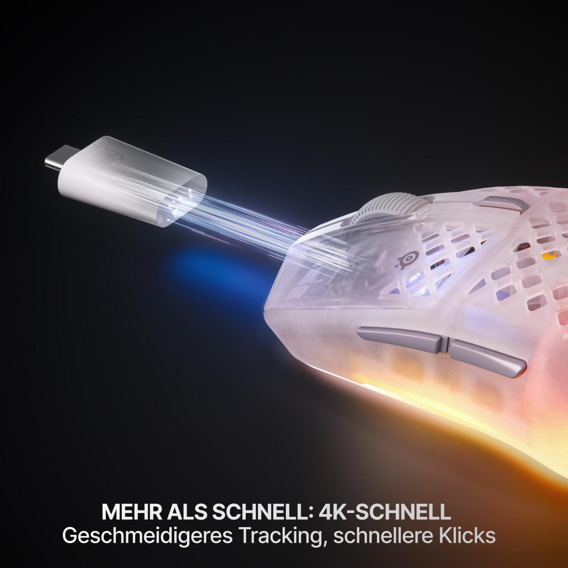Ein weißer USB-C-Dongle verbindet sich mit einer durchsichtigen Gaming-Maus.