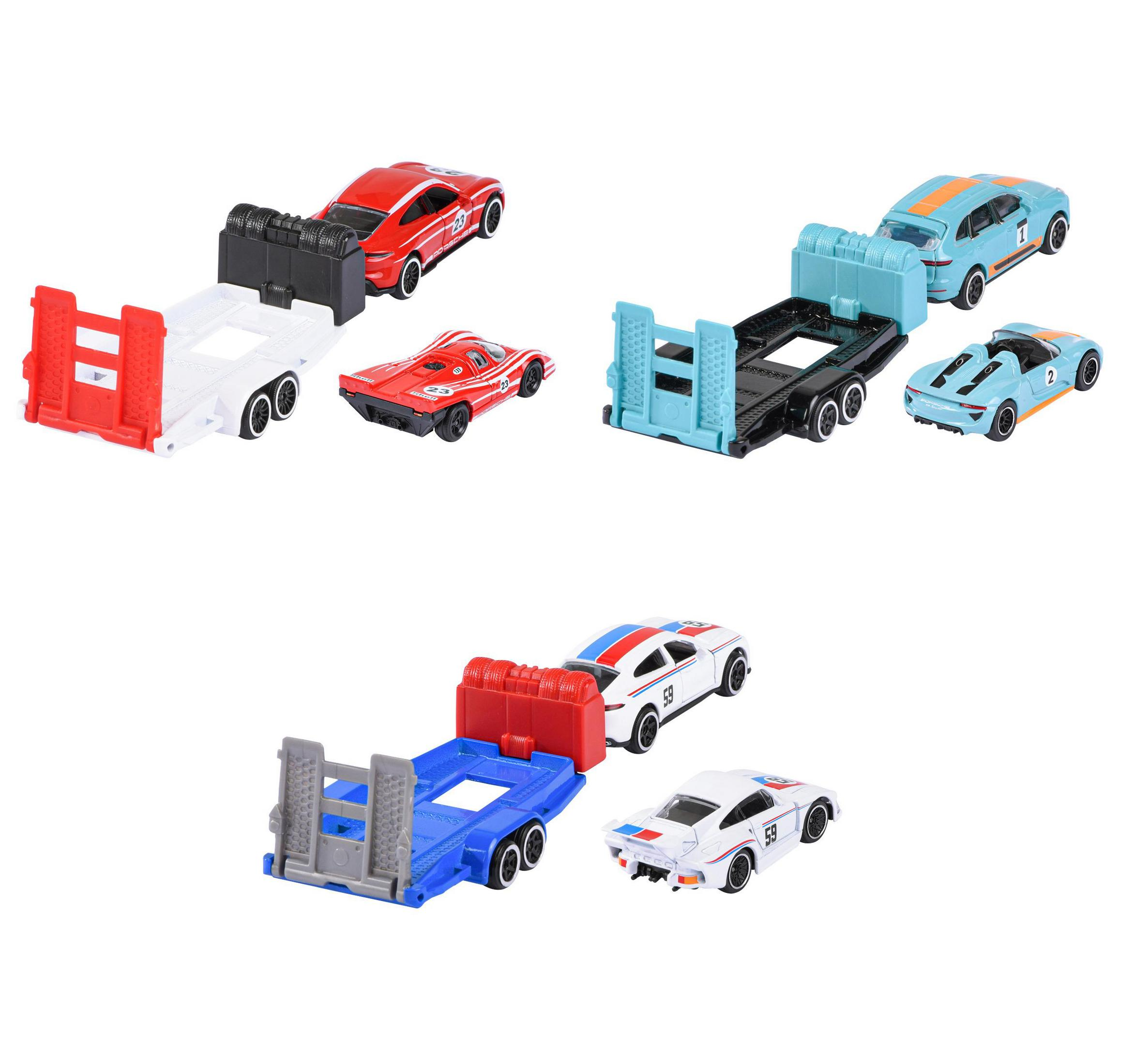 Drei Spielzeug-Autotransporter mit je zwei Rennwagen in Rot, Blau und Weiß.
