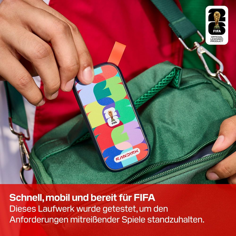 Eine Hand hält einen bunten SanDisk USB-Stick mit FIFA-Logo.