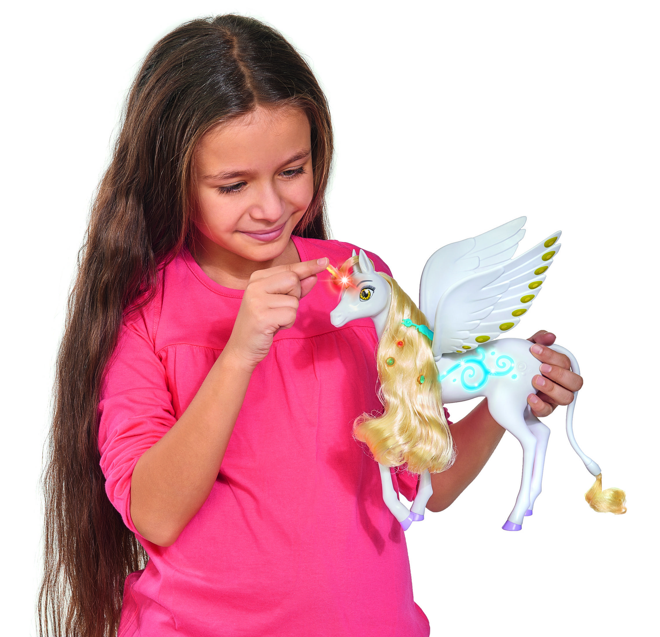 Mädchen mit langem braunem Haar hält ein weißes Einhorn-Spielzeug mit Flügeln.