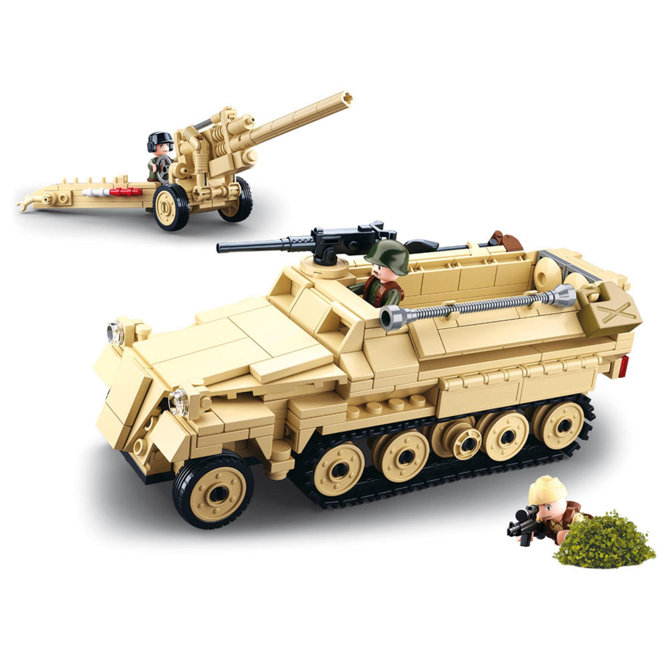 Sandfarbene Spielzeugpanzer und Geschütz mit Soldatenfiguren vor weißem Hintergrund.