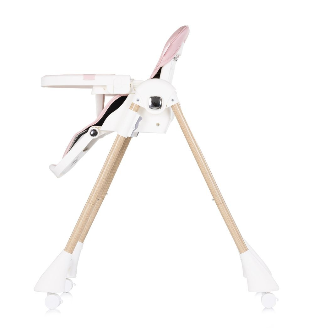Ein hochstuhl mit weißen und rosa polstern, holzbeinen und rollen.