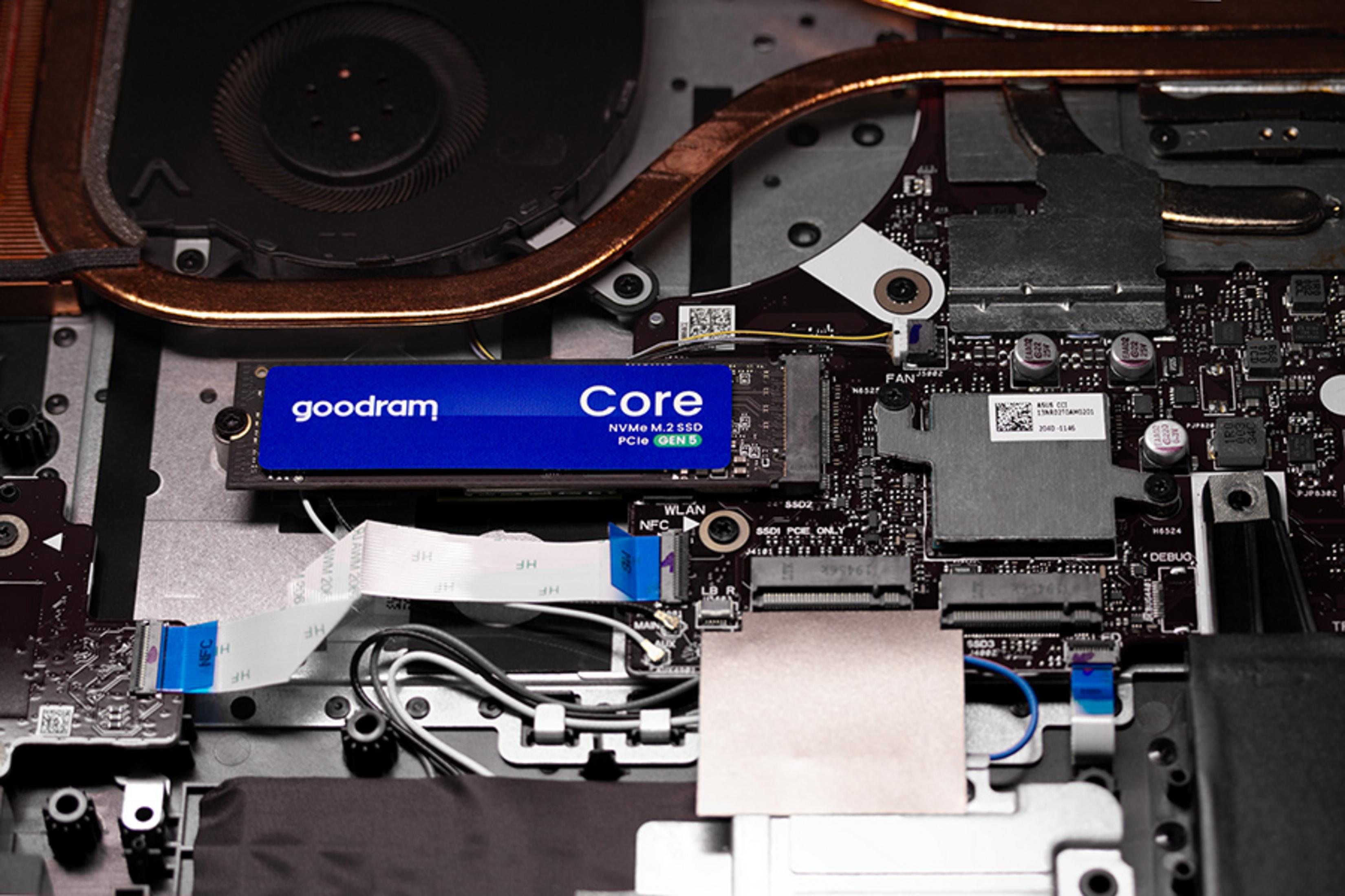 Ein Goodram NVMe SSD-Laufwerk ist auf einer Computerplatine montiert, mit Lüfter und Kühlkörper.