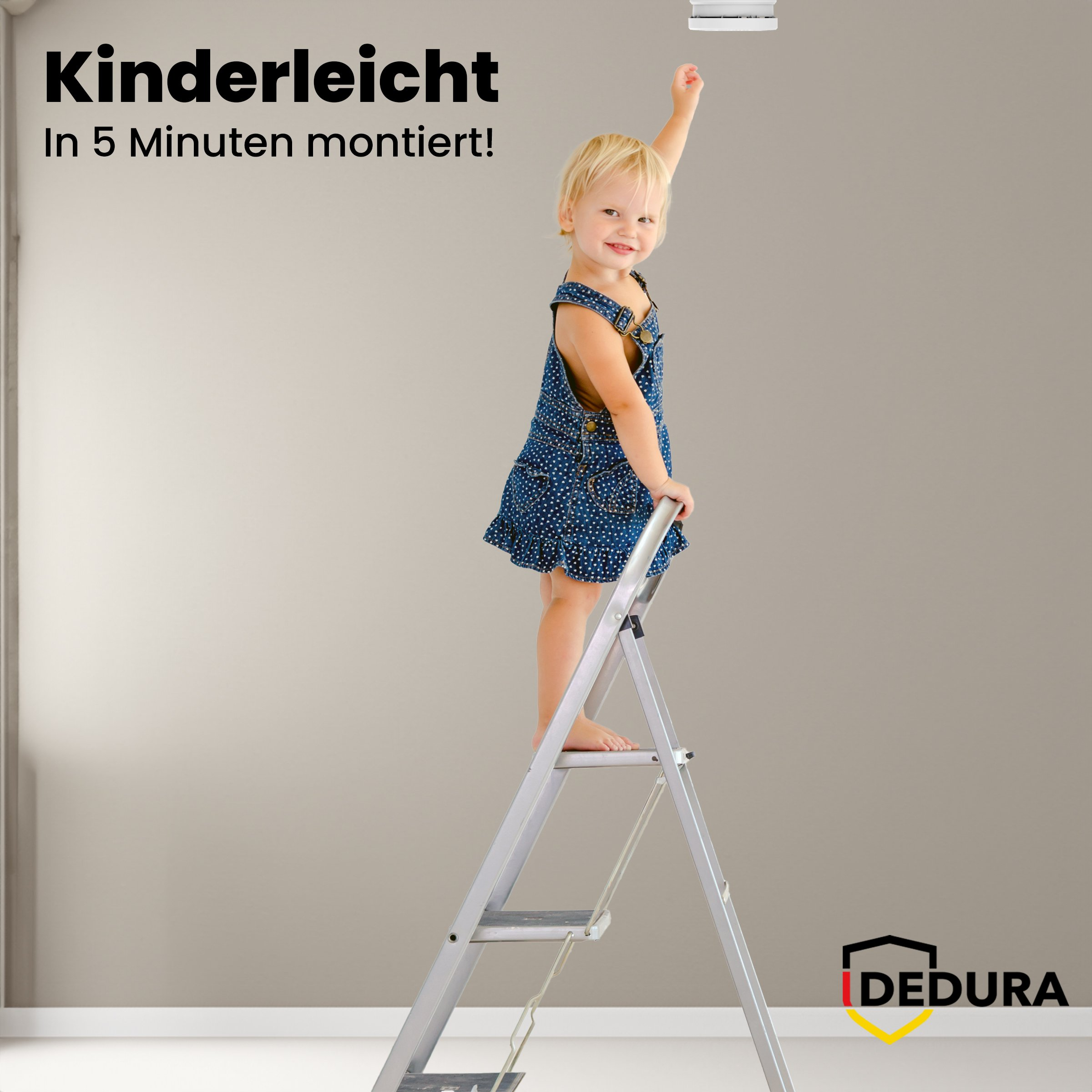 Ein kleines Mädchen steht auf einer Leiter und streckt die Hand aus.