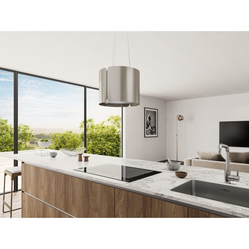 Ada, sarkıt davlumbaz ve büyük pencere manzaralı modern mutfak.