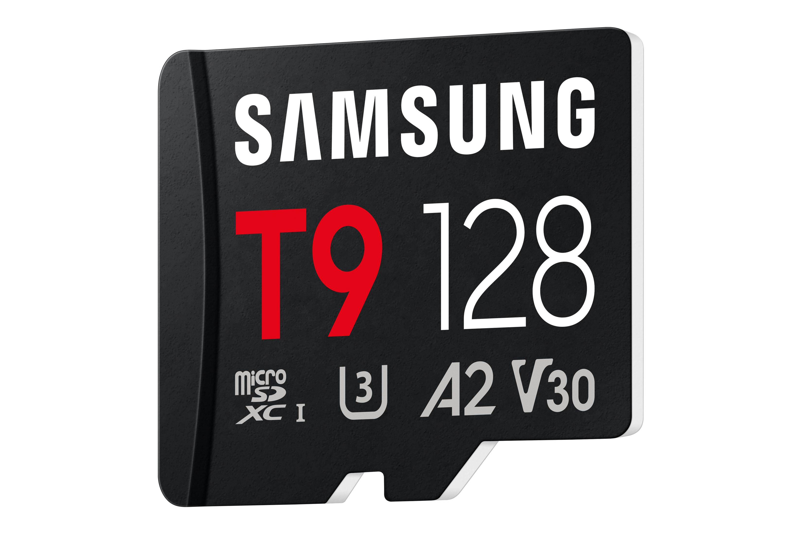 Scheda MicroSD nera con specifiche Samsung T9 128 GB.