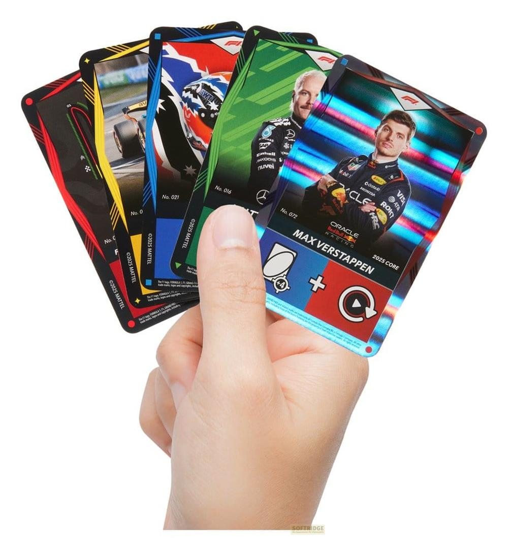 Una mano sostiene varias tarjetas coleccionables de F1, incluyendo Max Verstappen.