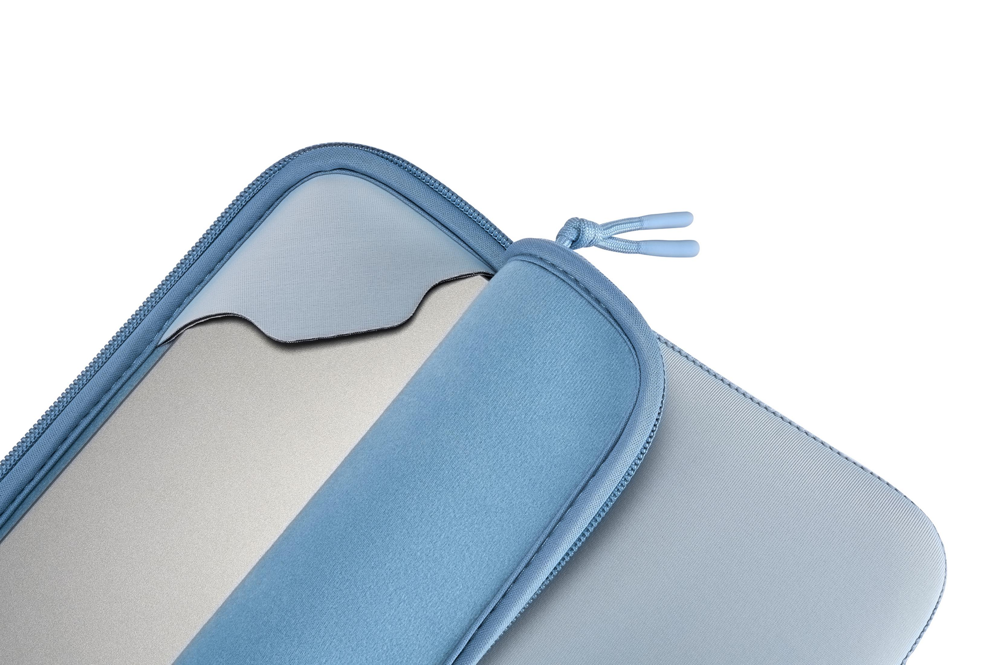 Eine blaue Laptop-Hülle mit einem silbernen Laptop im Inneren.