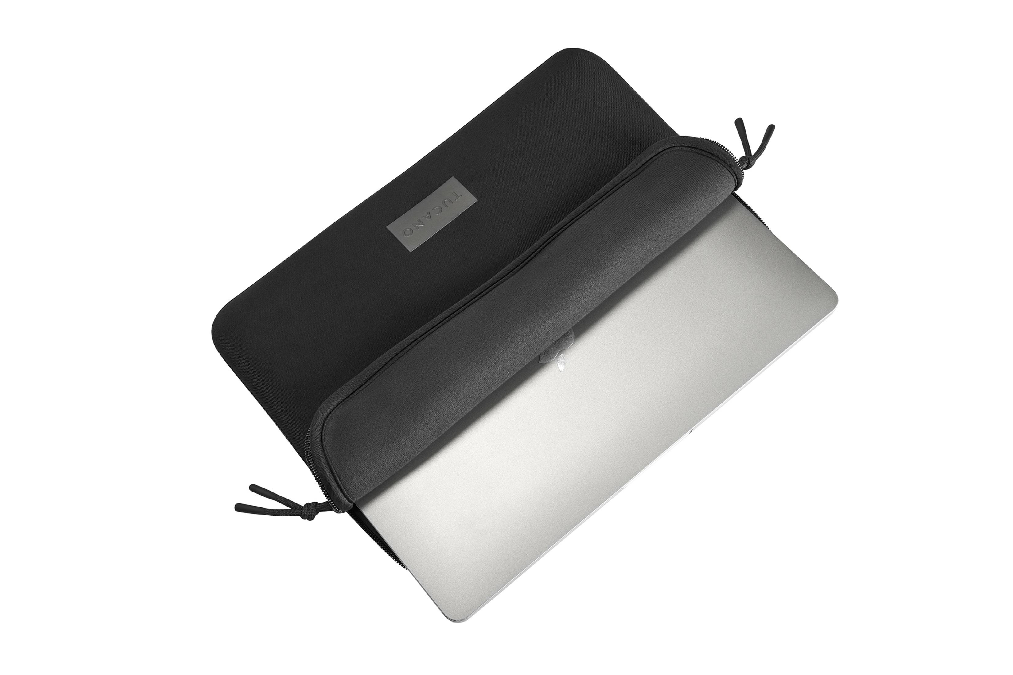 Silberner Laptop in schwarzer Tucano-Tasche mit Reißverschluss und Kordelzug.