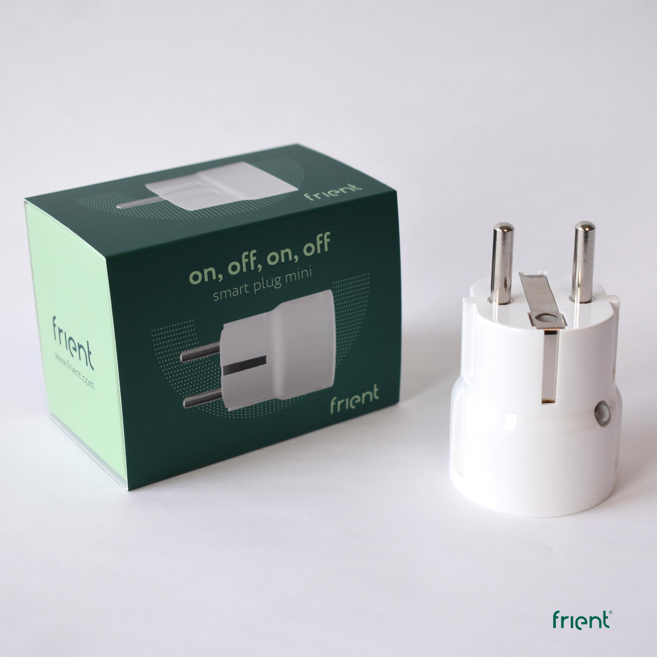Ein weißer Smart Plug Mini von Frient mit Verpackung auf weißem Hintergrund.