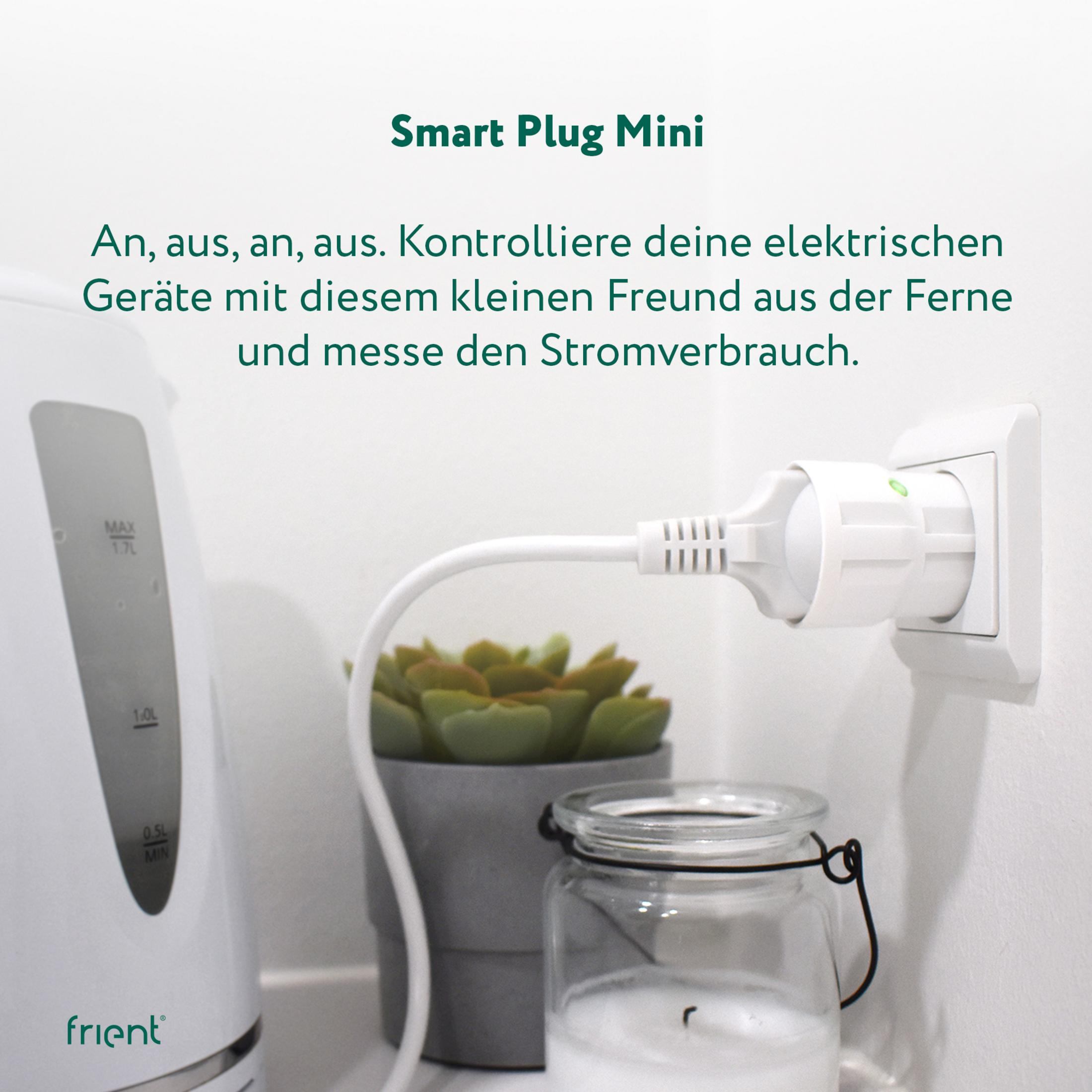 Ein weißer Smart Plug Mini steckt in einer Steckdose, daneben eine Kaffeemaschine.