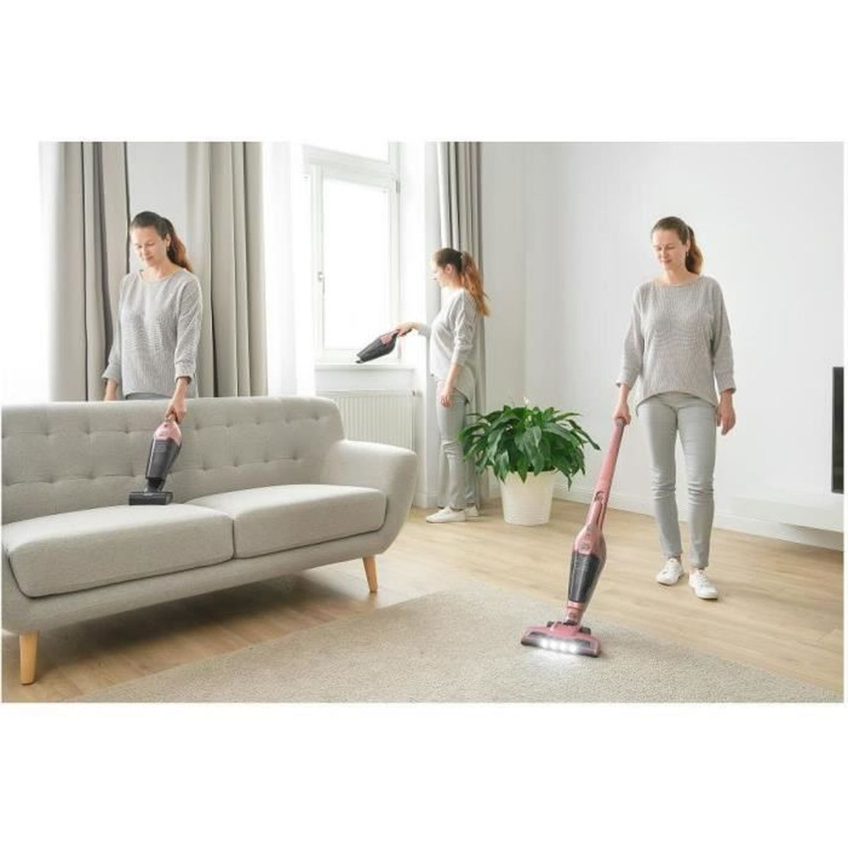 Donna aspira divano, pulisce finestra, aspira tappeto con aspirapolvere rosa.