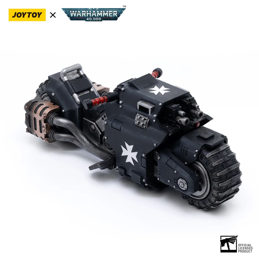 Czarny motocykl Warhammer 40.000 z białymi krzyżami i bronią.