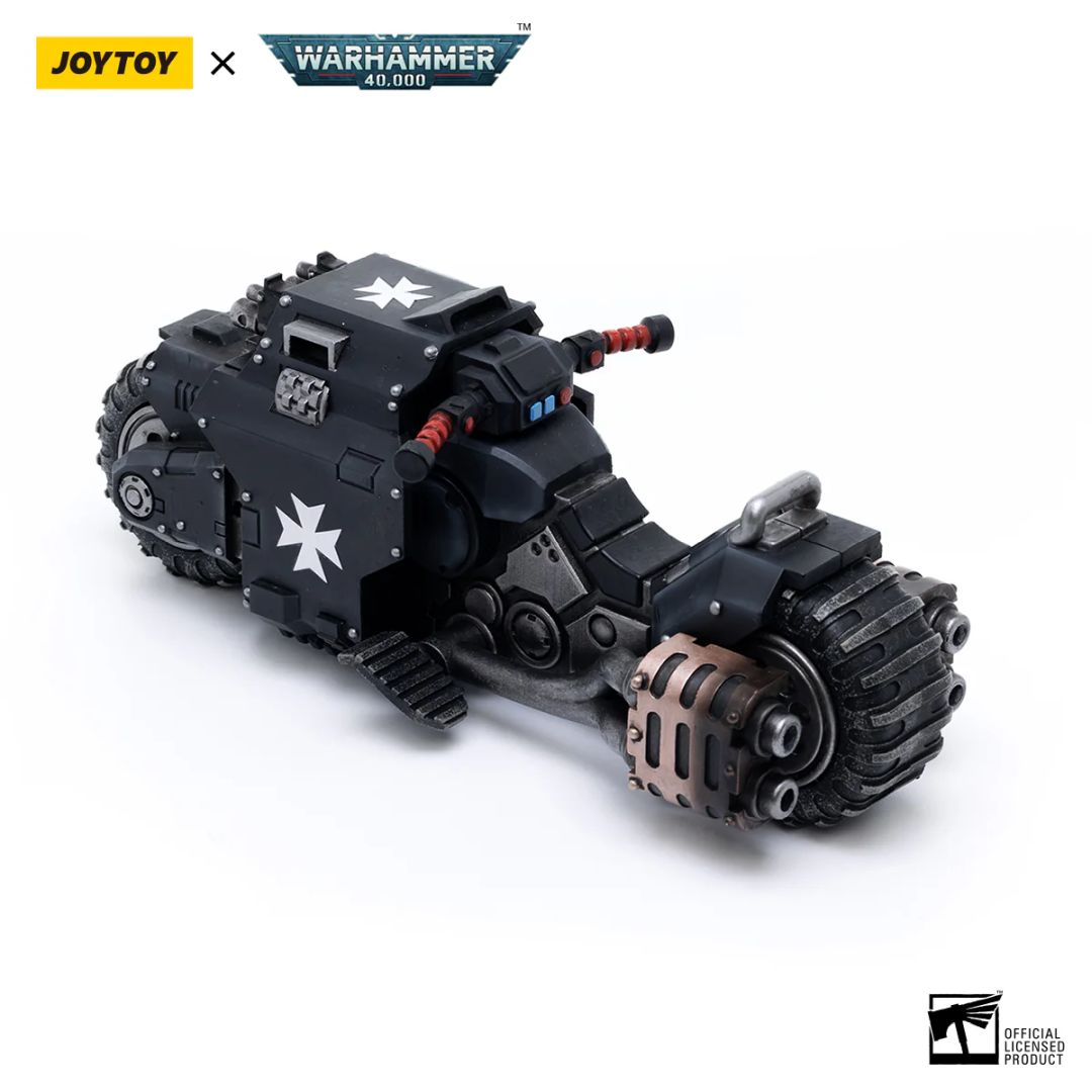 Czarny motocykl Warhammer 40.000 z białymi emblematami krzyża i solidnym designem.