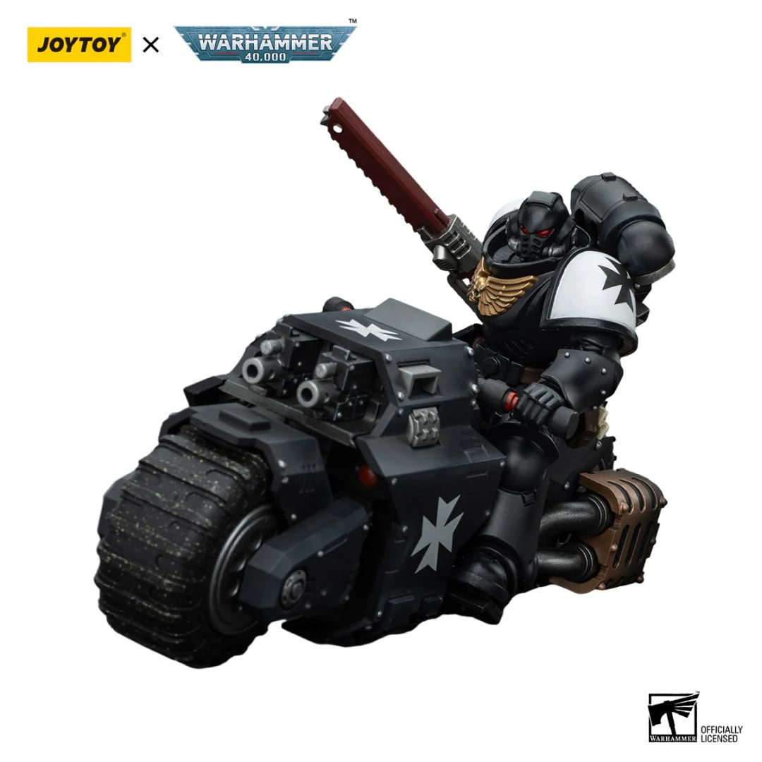 Czarna figurka Warhammer na motocyklu, trzyma czerwoną piłę łańcuchową. Biały emblemat krzyża.