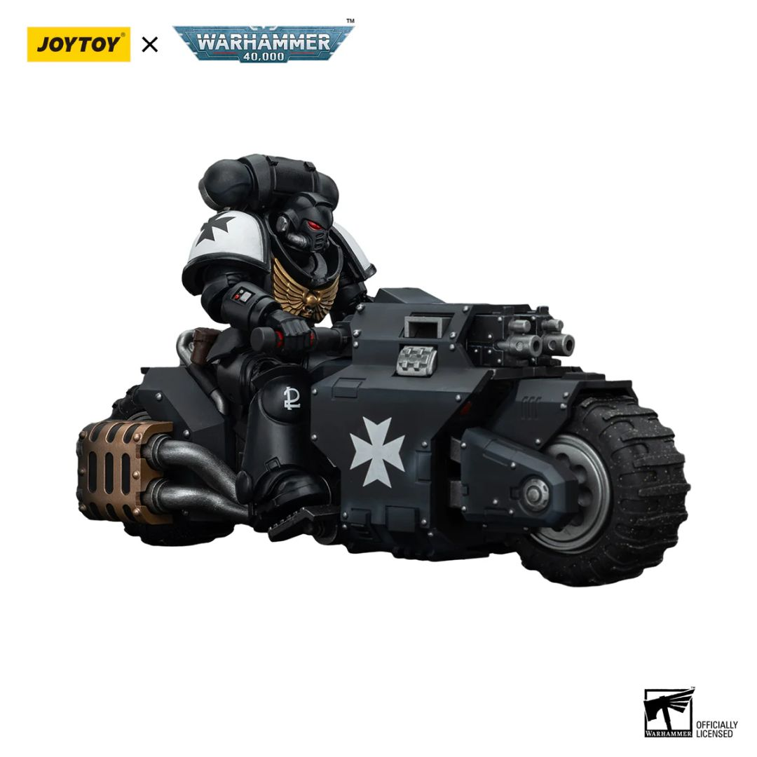 Czarny kosmiczny marine siedzi na motocyklu z białymi symbolami.