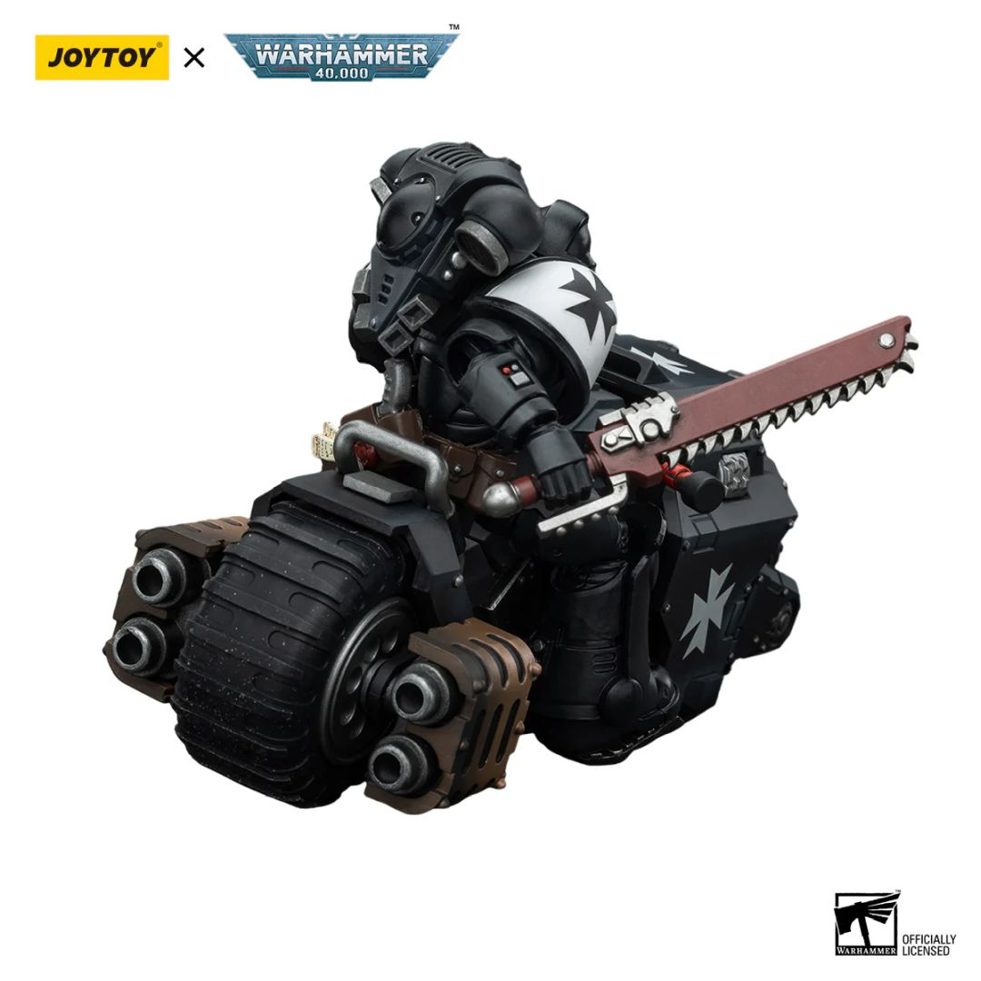 Czarna figurka space marine z Warhammer 40k na futurystycznym motocyklu z piłą łańcuchową.