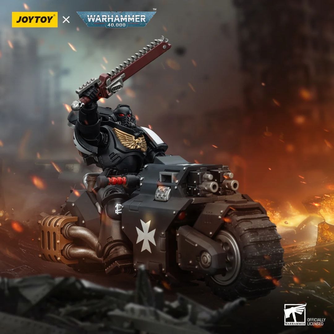 Czarny kosmiczny marine jedzie motocyklem, dzierżąc piłę łańcuchową, na tle ognia.