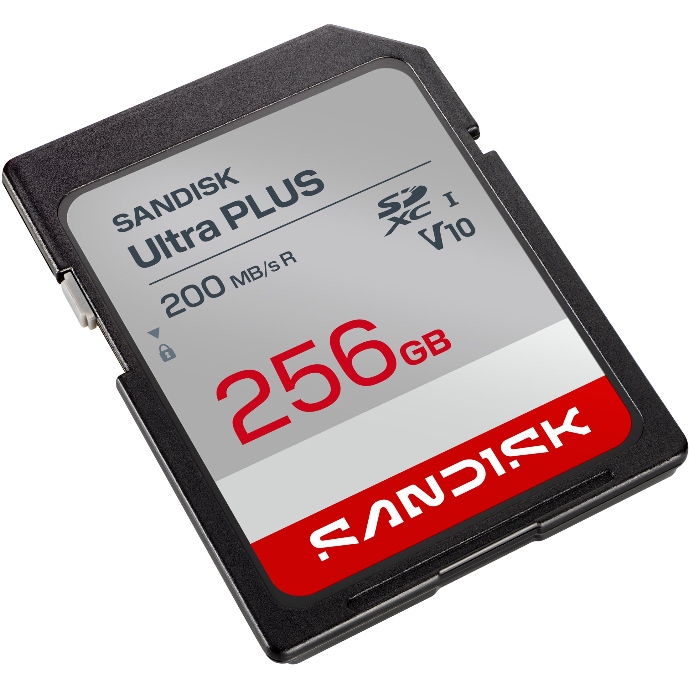 Una scheda SD SanDisk Ultra Plus nera da 256 GB con accenti rossi e testo bianco.