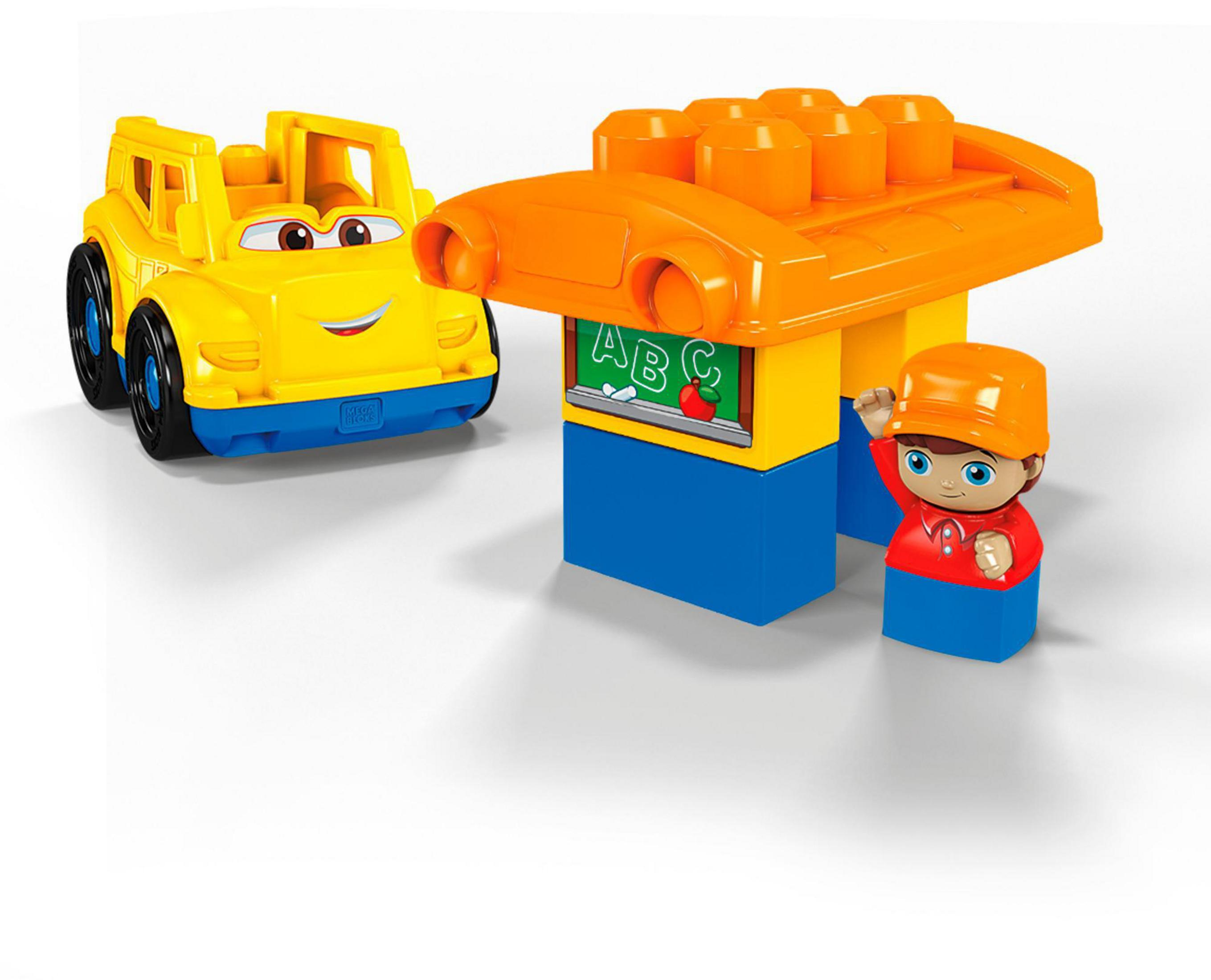 Ein gelbes Spielzeugauto neben einem Spielzeug-Klassenzimmer mit einer Tafel.