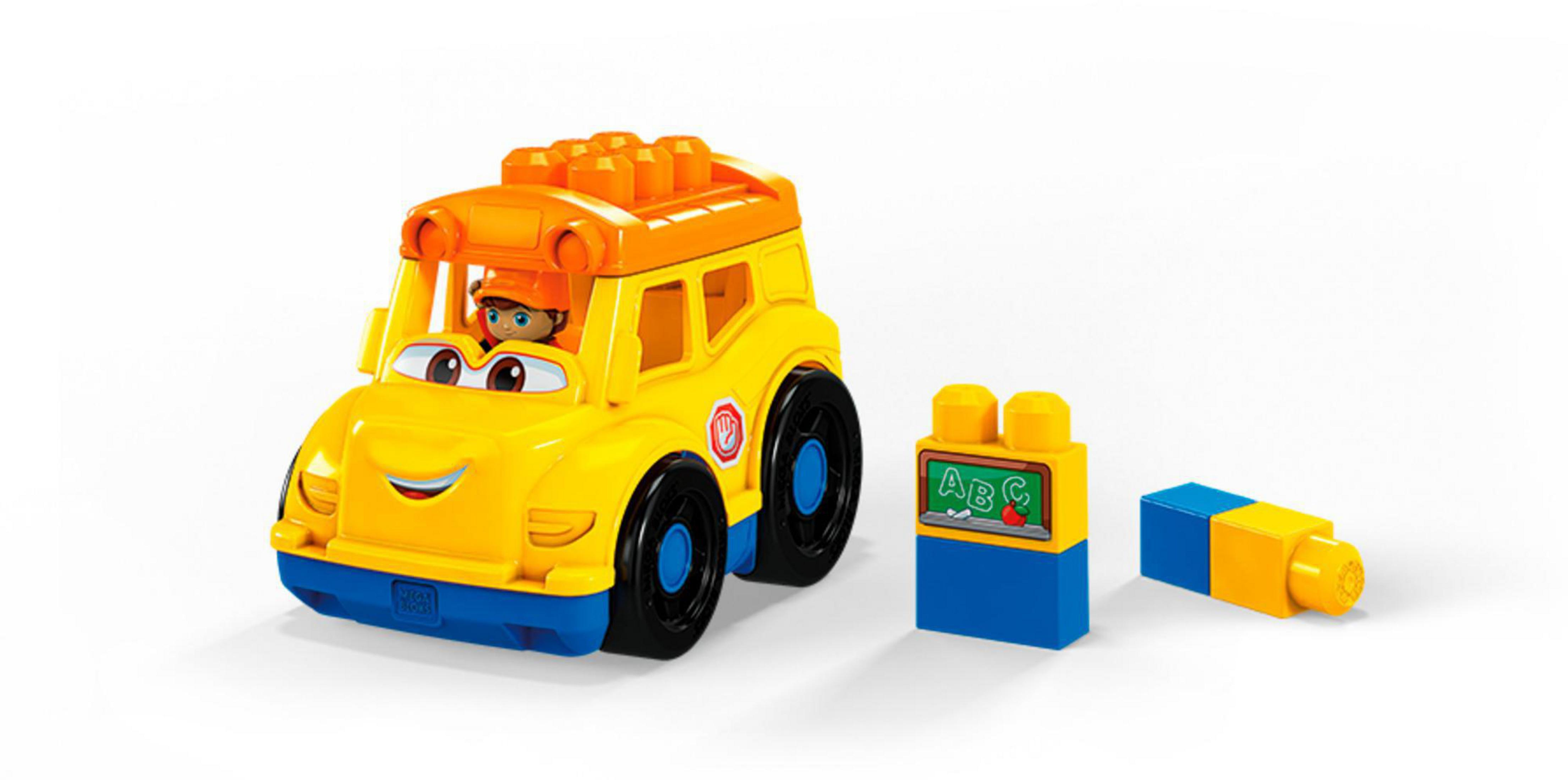 Ein gelber Spielzeugbus mit Fahrer, ein Spielzeug-ABC-Block und ein weiterer Block.