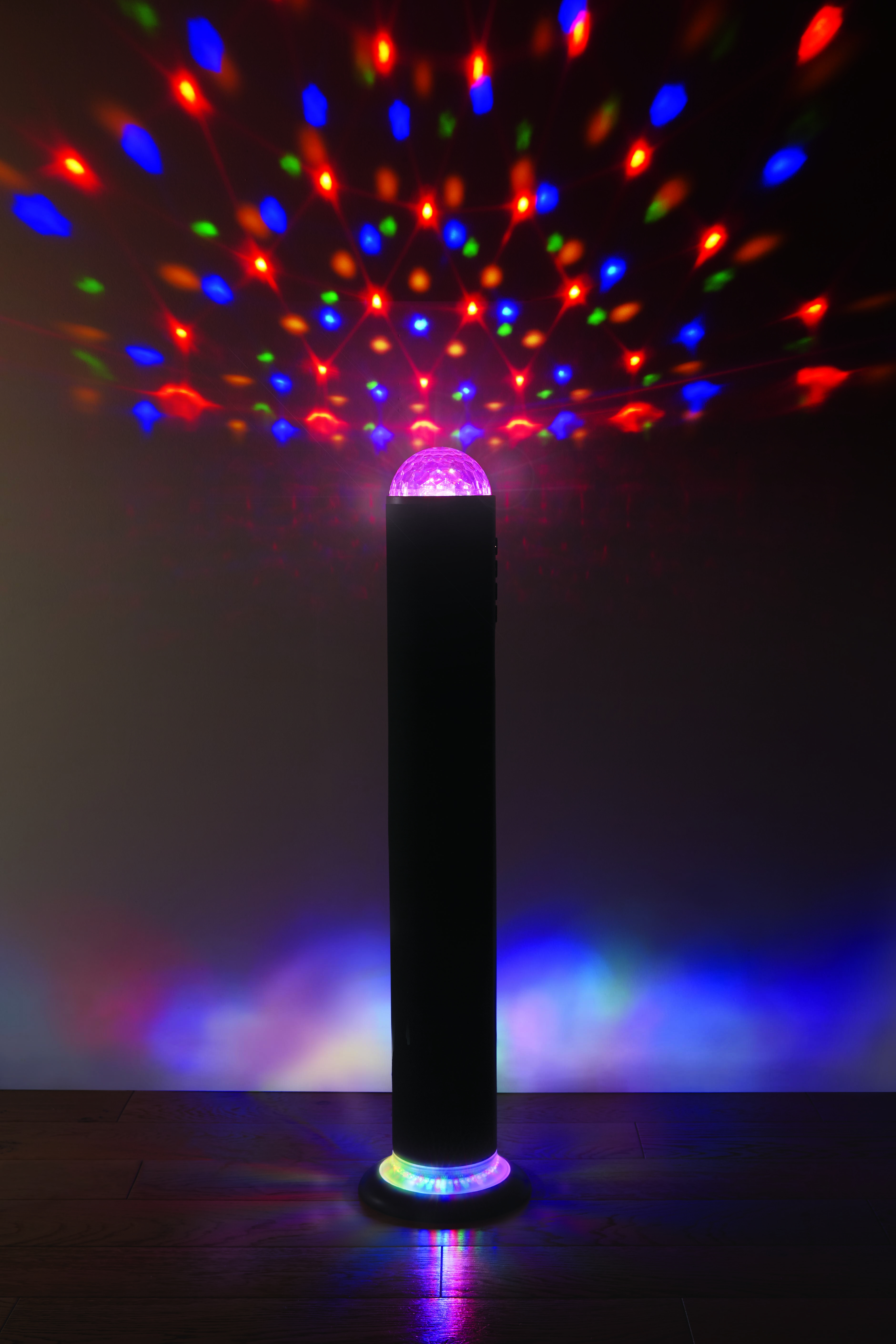 Ein schwarzer Turmlautsprecher mit einer Disco-Kugel oben, projiziert bunte Lichter.
