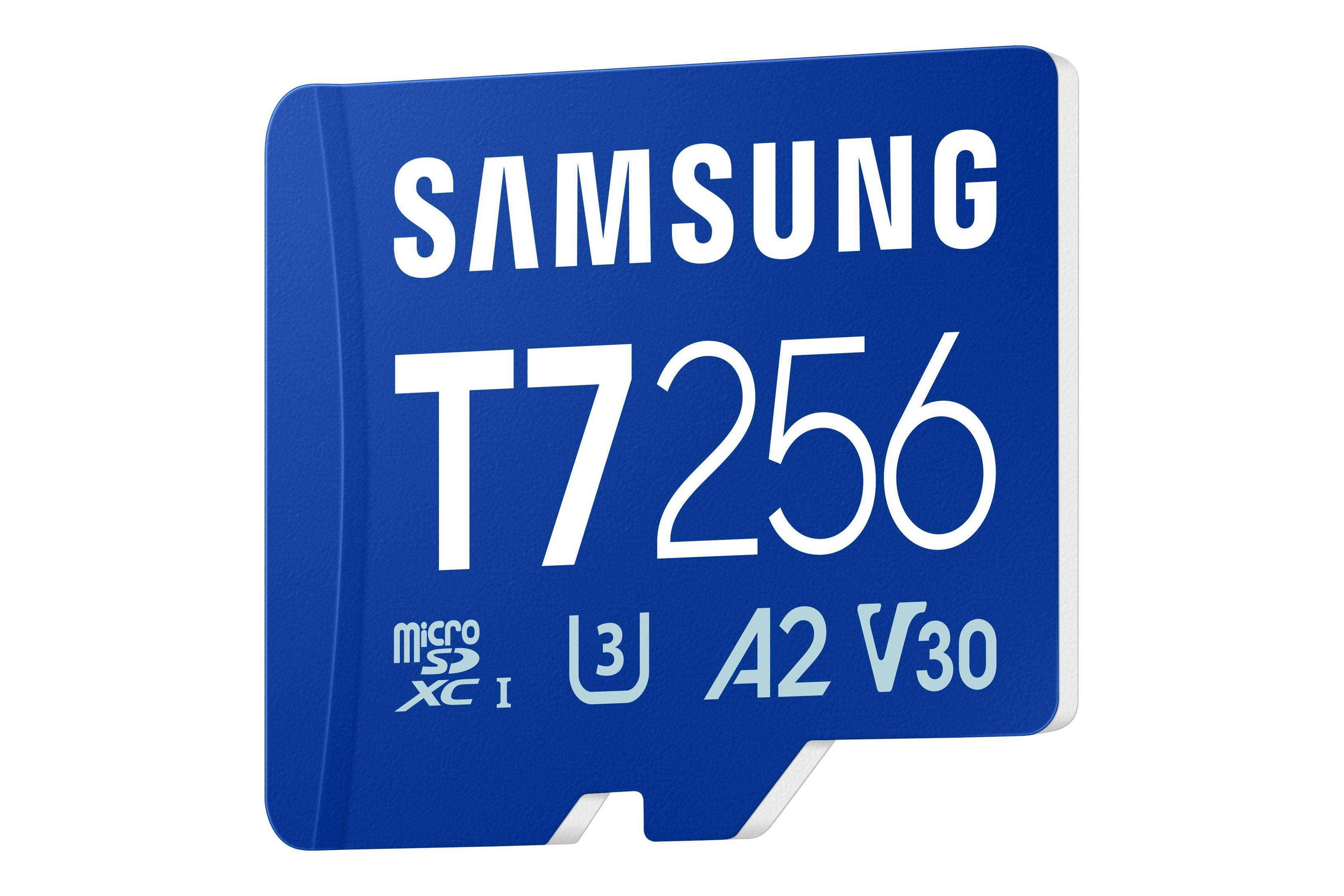Blaue Samsung 256GB microSDXC-Karte mit Modellnummer T7256.