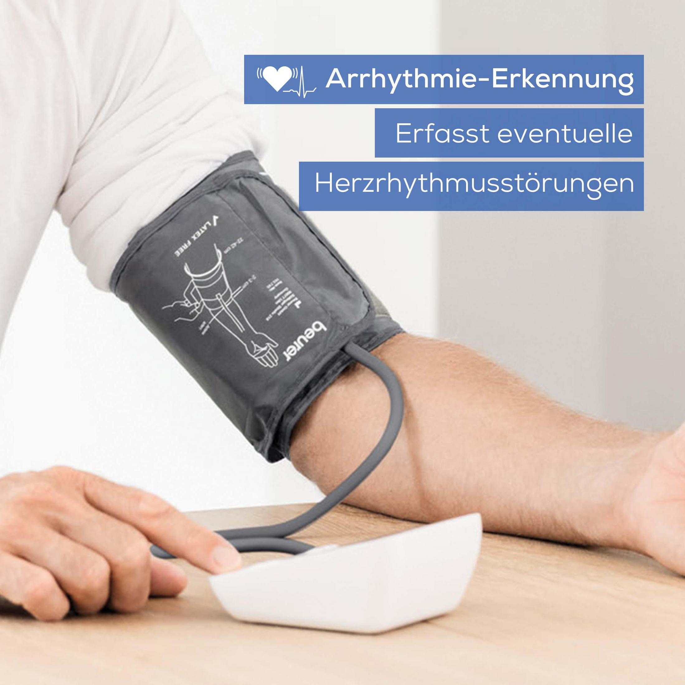 Ein Mann misst seinen Blutdruck mit einem Beurer-Gerät. Es zeigt 