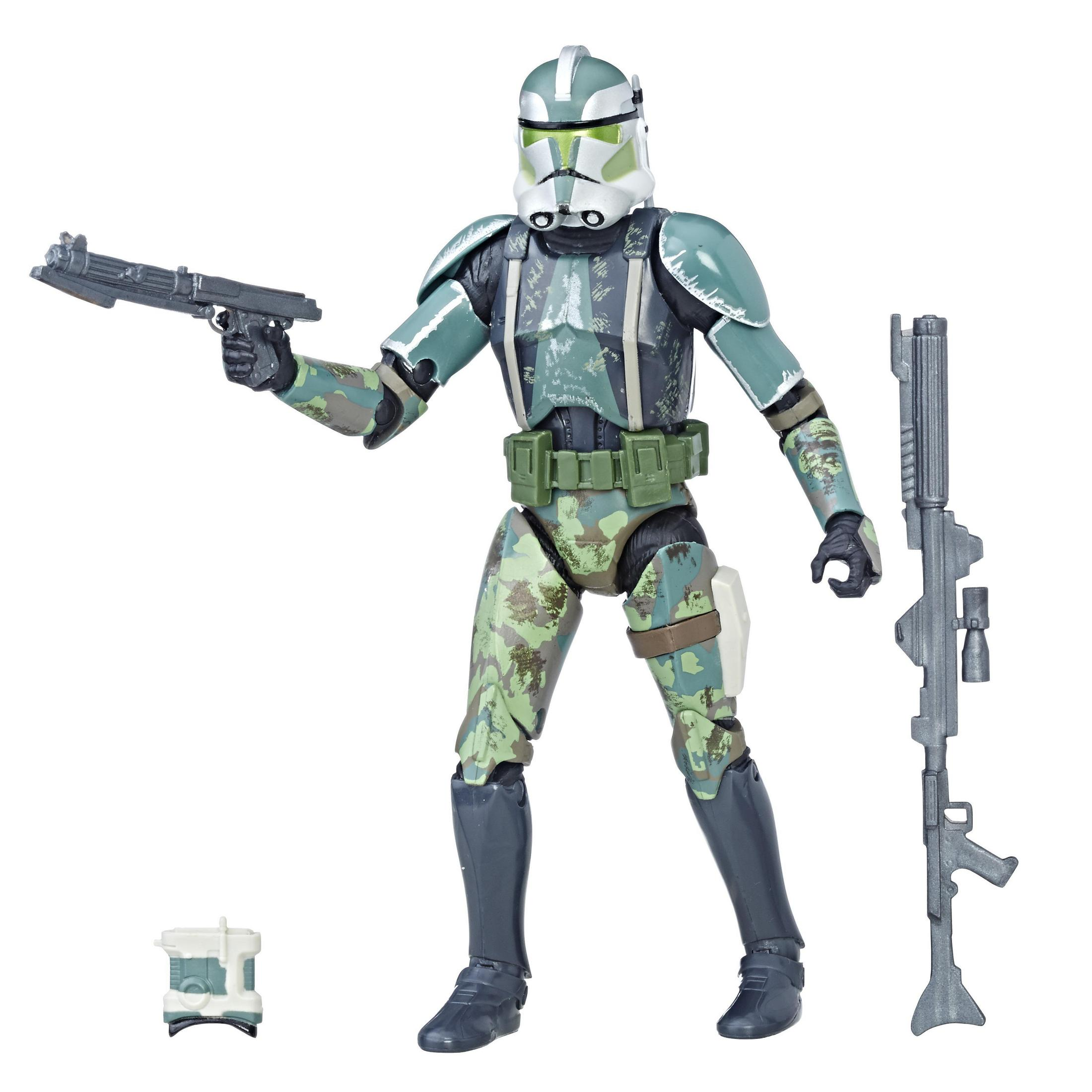 Eine Actionfigur eines Klonkriegers in Tarnung mit zwei Waffen und Zubehör.