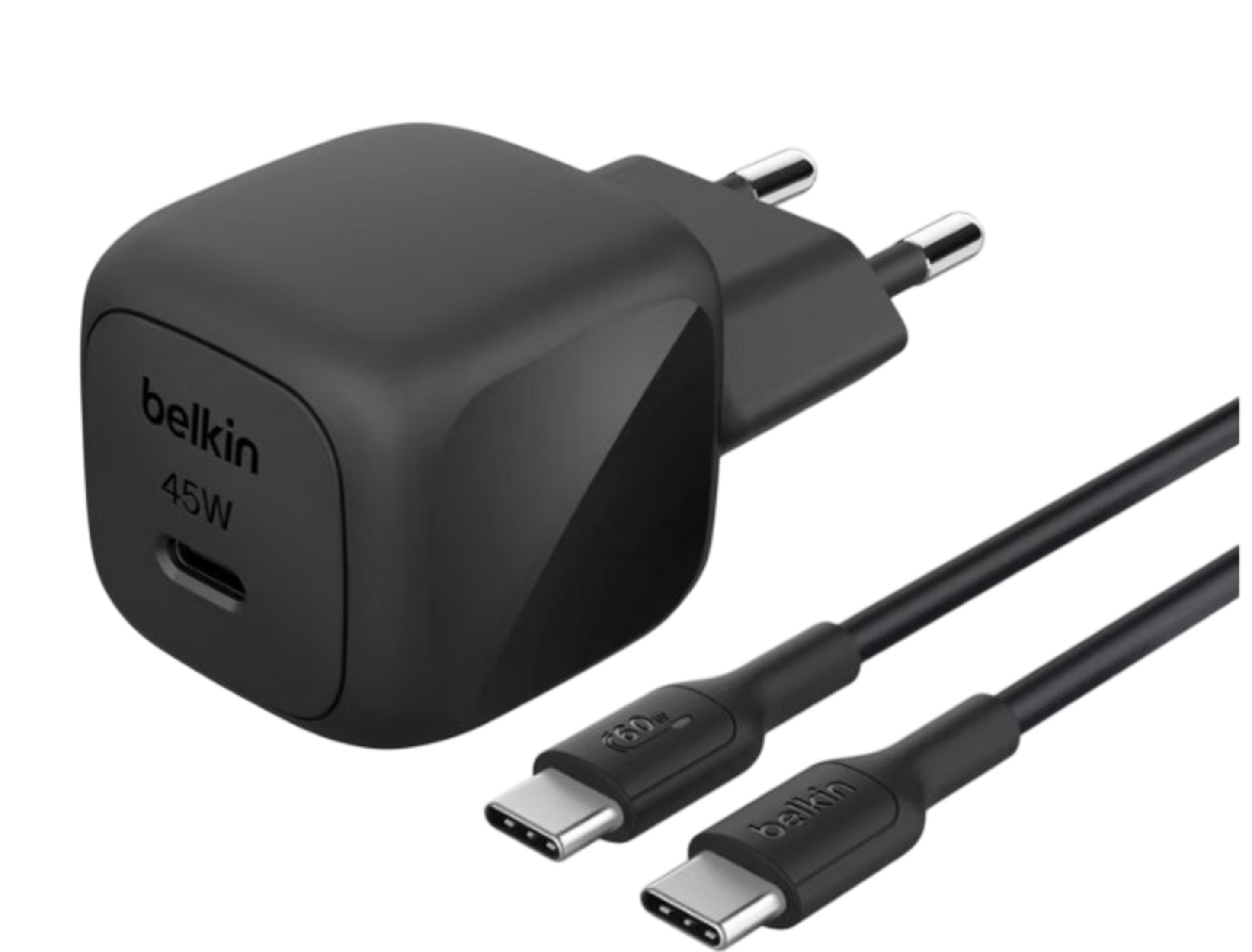 Adattatore di alimentazione Belkin USB-C nero da 45W con due cavi da USB-C a USB-C.