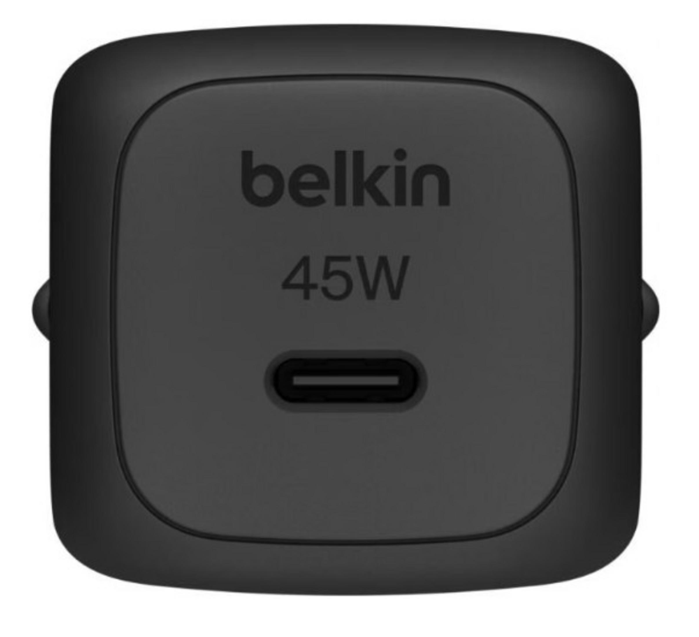 Un caricatore Belkin nero da 45W USB-C con una porta singola.