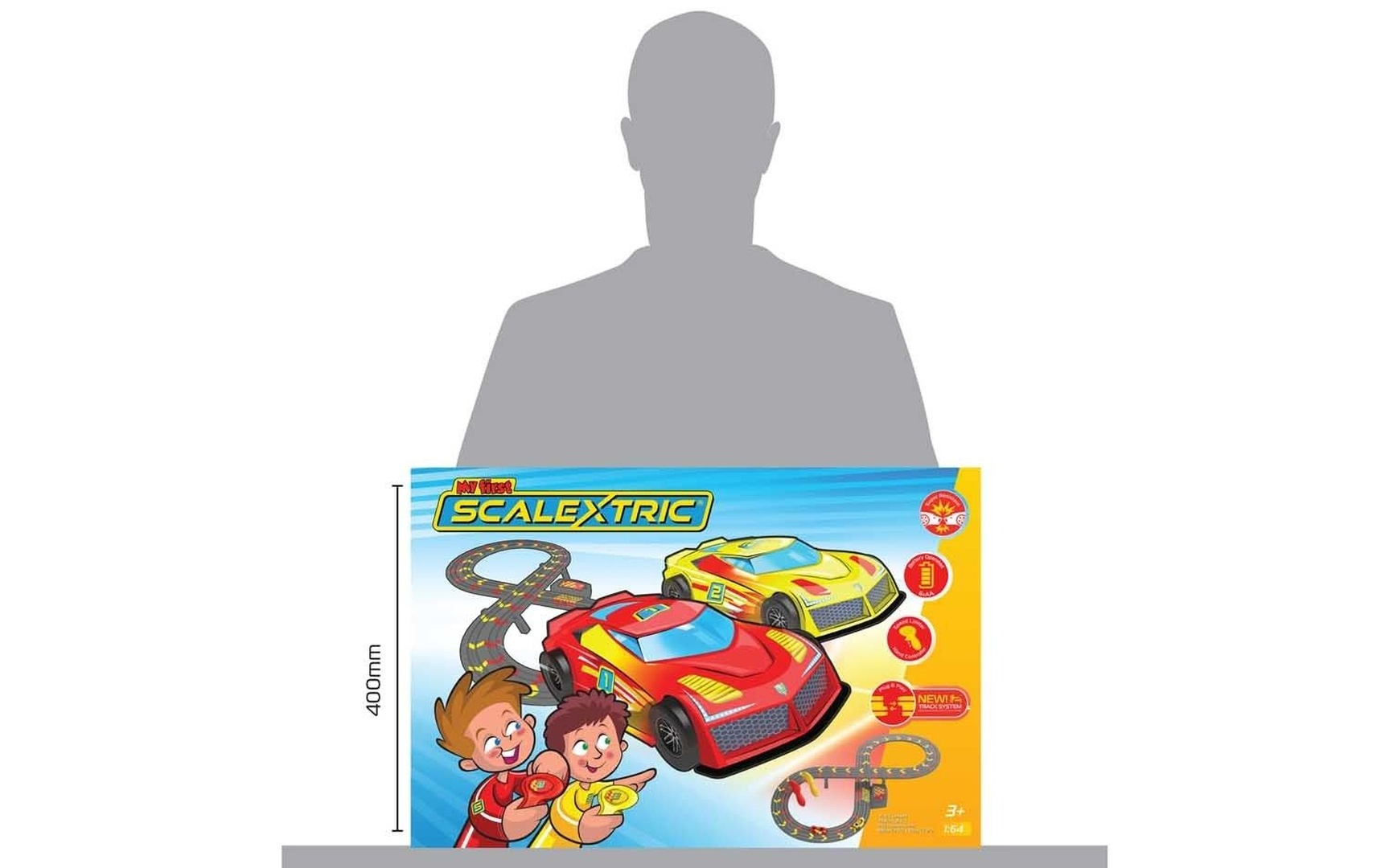 Pudełko toru wyścigowego Scalextric: dwa samochody, dwaj chłopcy i tor wyścigowy.