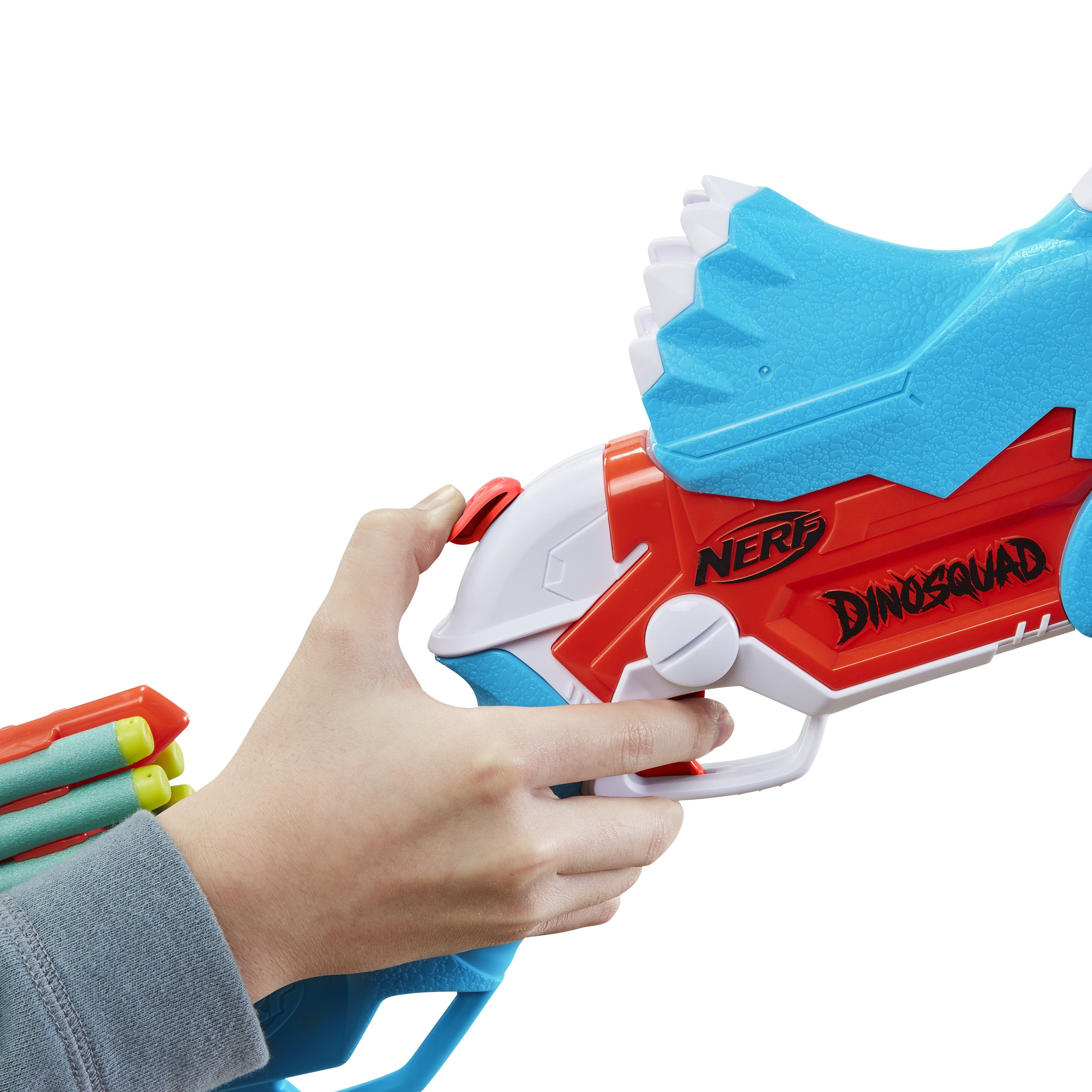 Ein Kind hält eine rote und blaue Nerf Dinosquad-Wasserpistole mit grünen Darts.