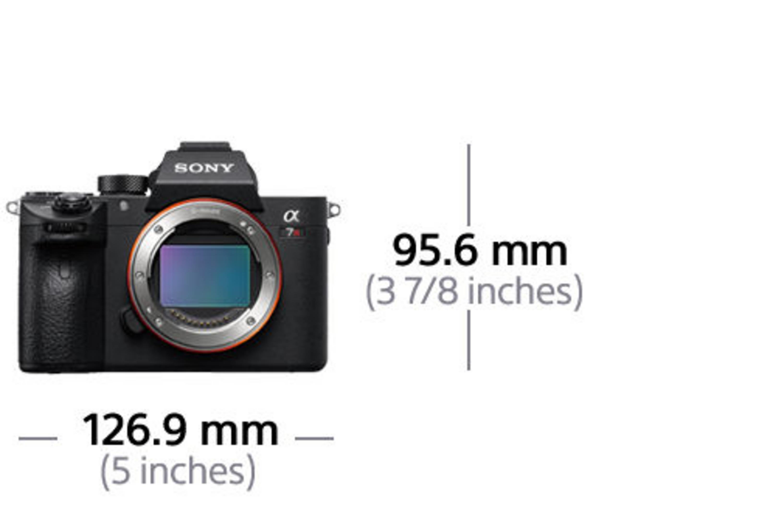 Eine Sony Alpha Kamera mit Maßen von 126,9 mm und 95,6 mm.