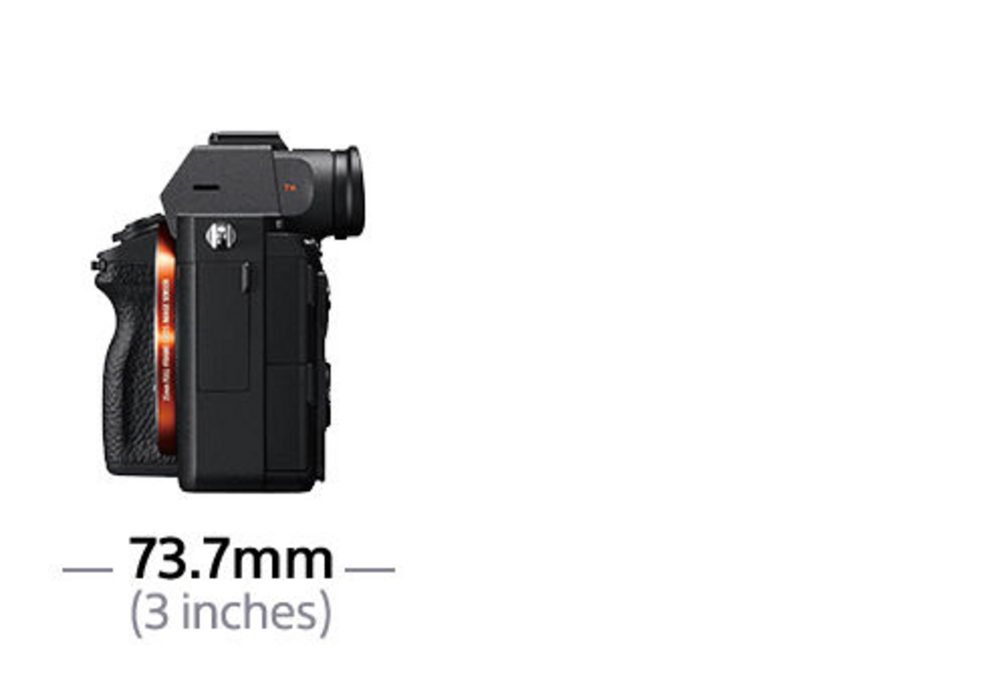 Schwarze Kamera mit rotem Akzent und der Angabe 73,7 mm (3 Zoll).