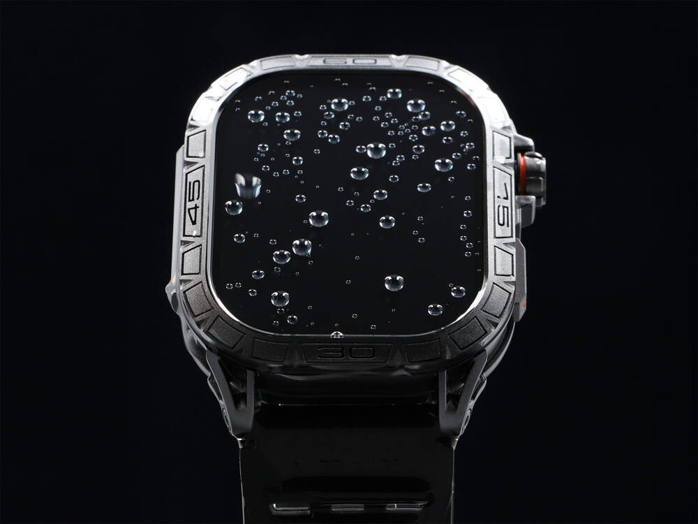 Srebrny smartwatch z kroplami wody na ciemnym ekranie, na czarnym tle.